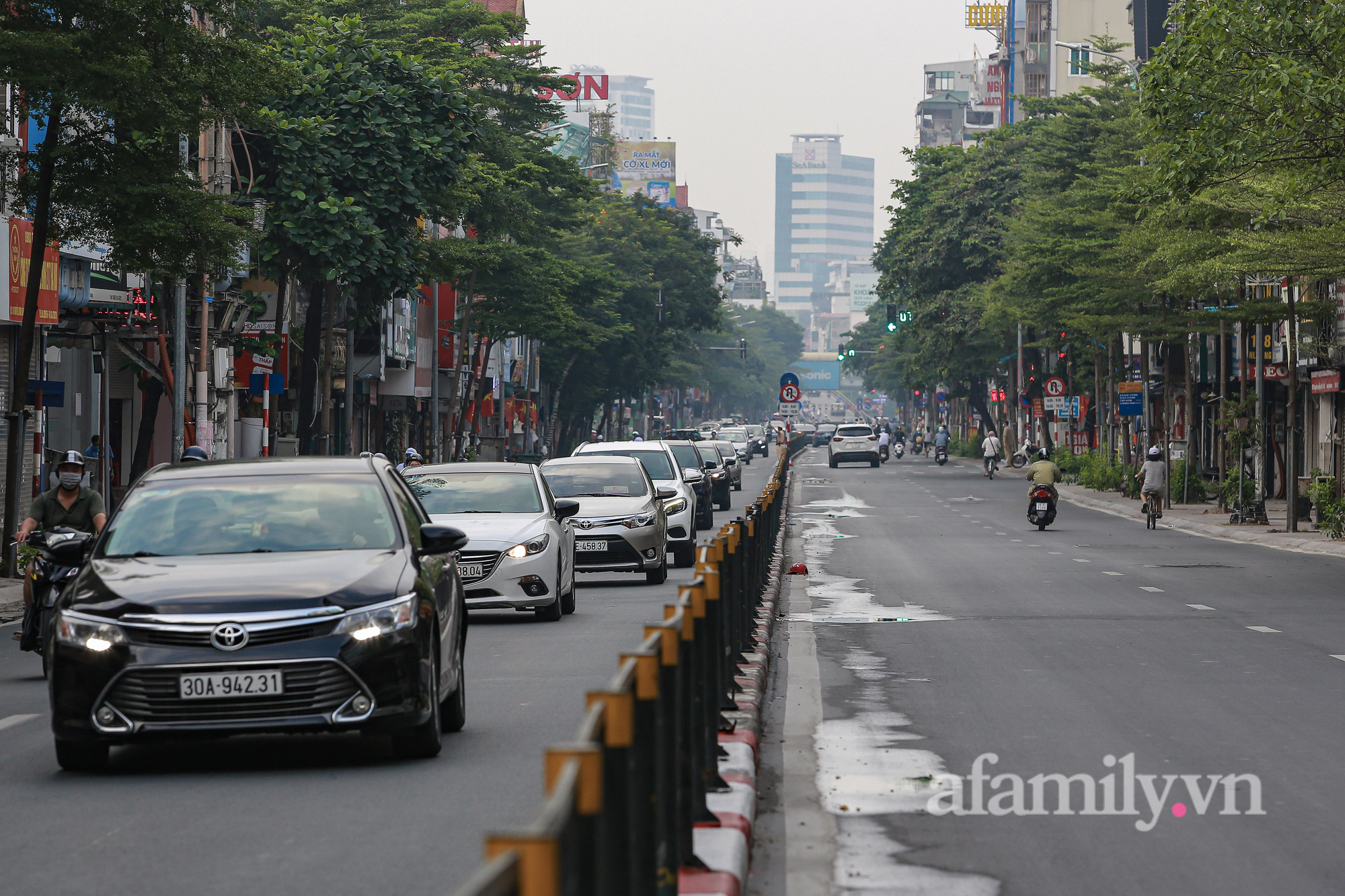 Hà Nội buổi sáng đầu tiên &quot;nới lỏng&quot; giãn cách, bỏ 3 phân vùng, bỏ giấy đi đường đường phố nhộn nhịp từ sáng sớm - Ảnh 11.