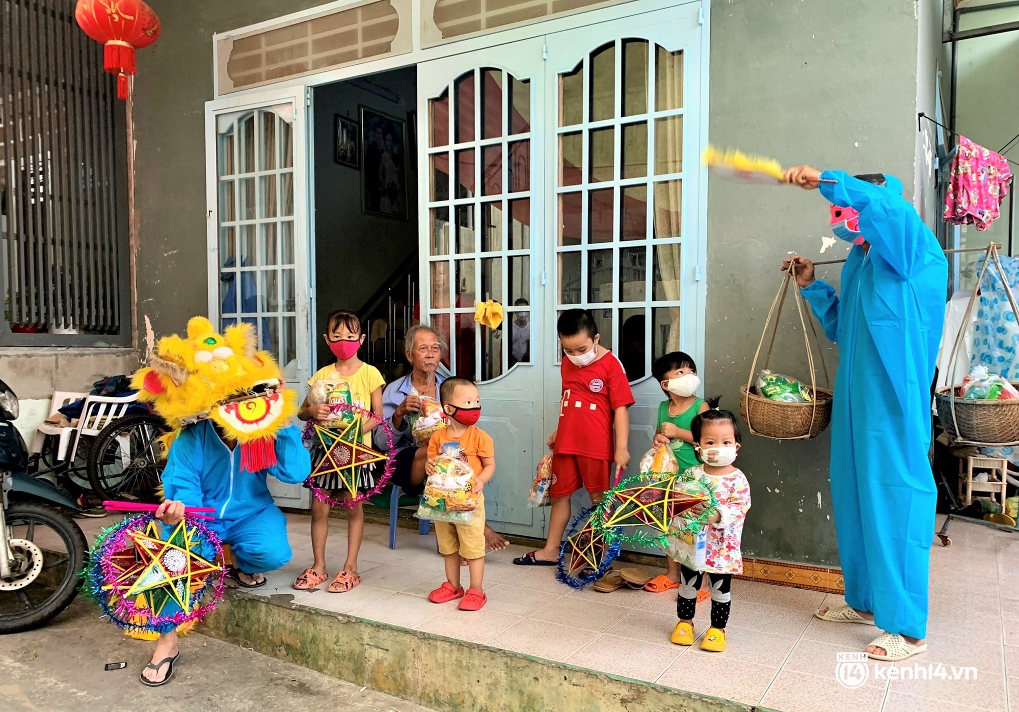 Ảnh: Tết Trung thu đặc biệt, ông địa cùng chú lân mặc đồ bảo hộ kín mít đến từng nhà tặng quà cho trẻ nhỏ - Ảnh 5.