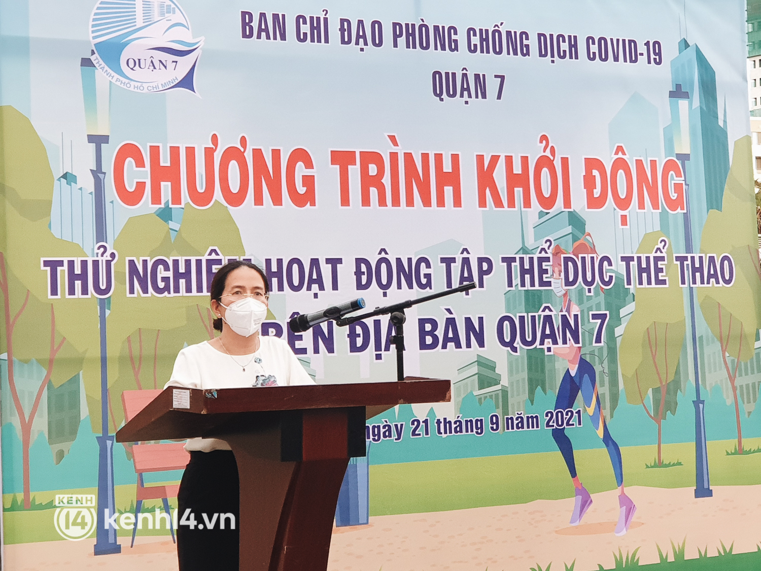 Ngày đầu người dân quận 7 được ra ngoài tập thể dục bằng tem phiếu - Ảnh 1.