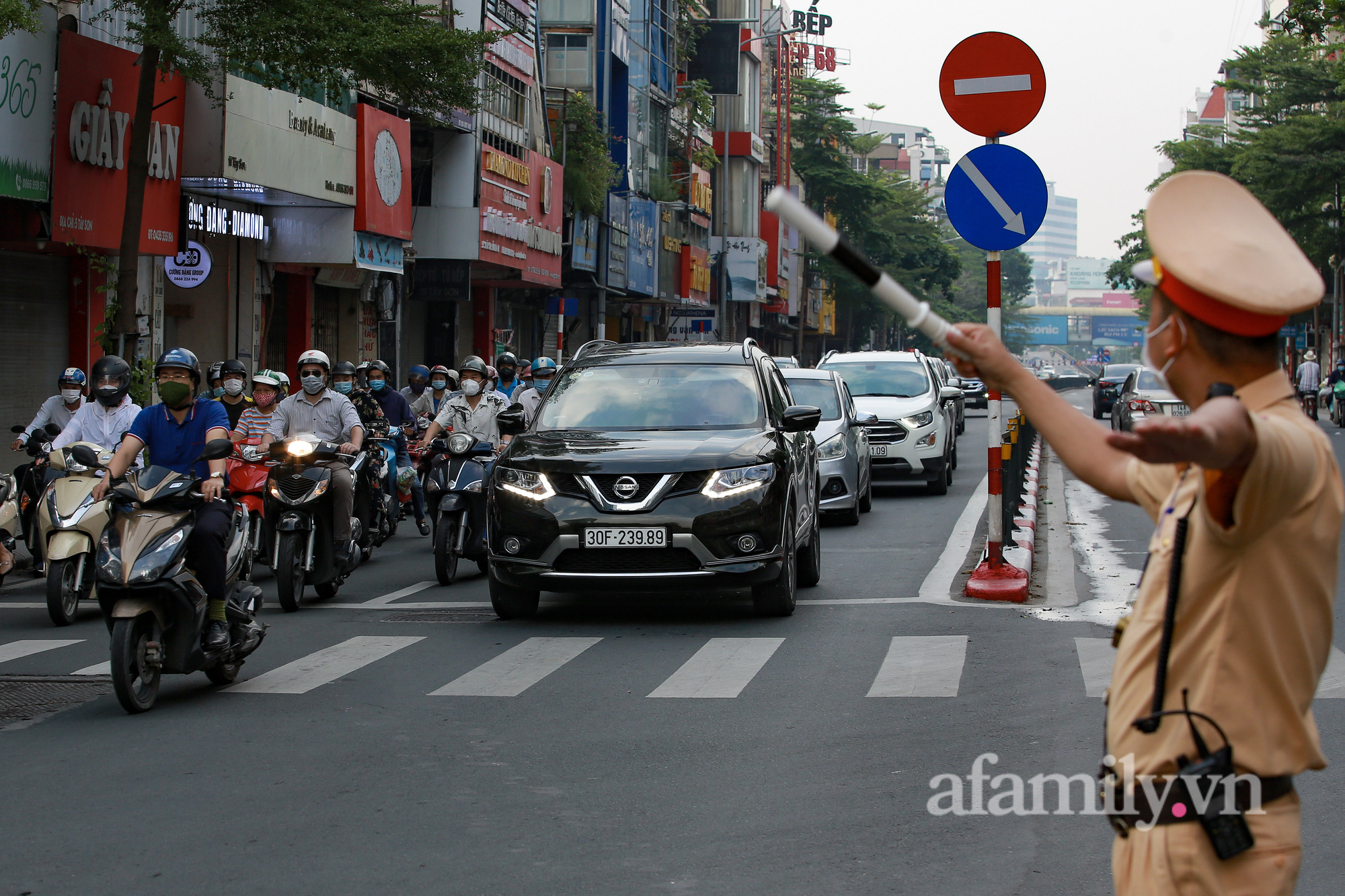 Hà Nội buổi sáng đầu tiên &quot;nới lỏng&quot; giãn cách, bỏ 3 phân vùng, bỏ giấy đi đường đường phố nhộn nhịp từ sáng sớm - Ảnh 10.