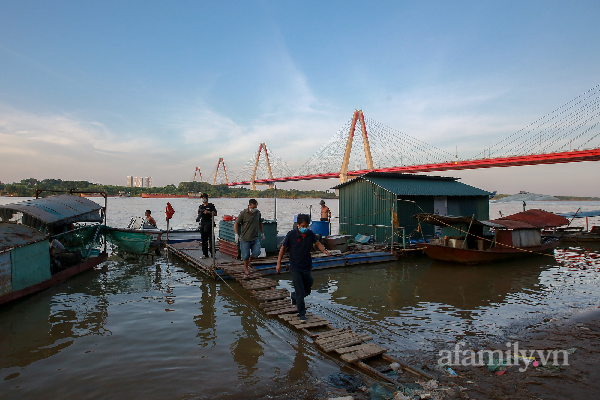 Mùa Trung thu không thể quên của những đứa trẻ xóm ngụ cư dưới chân cầu Nhật Tân - Ảnh 5.