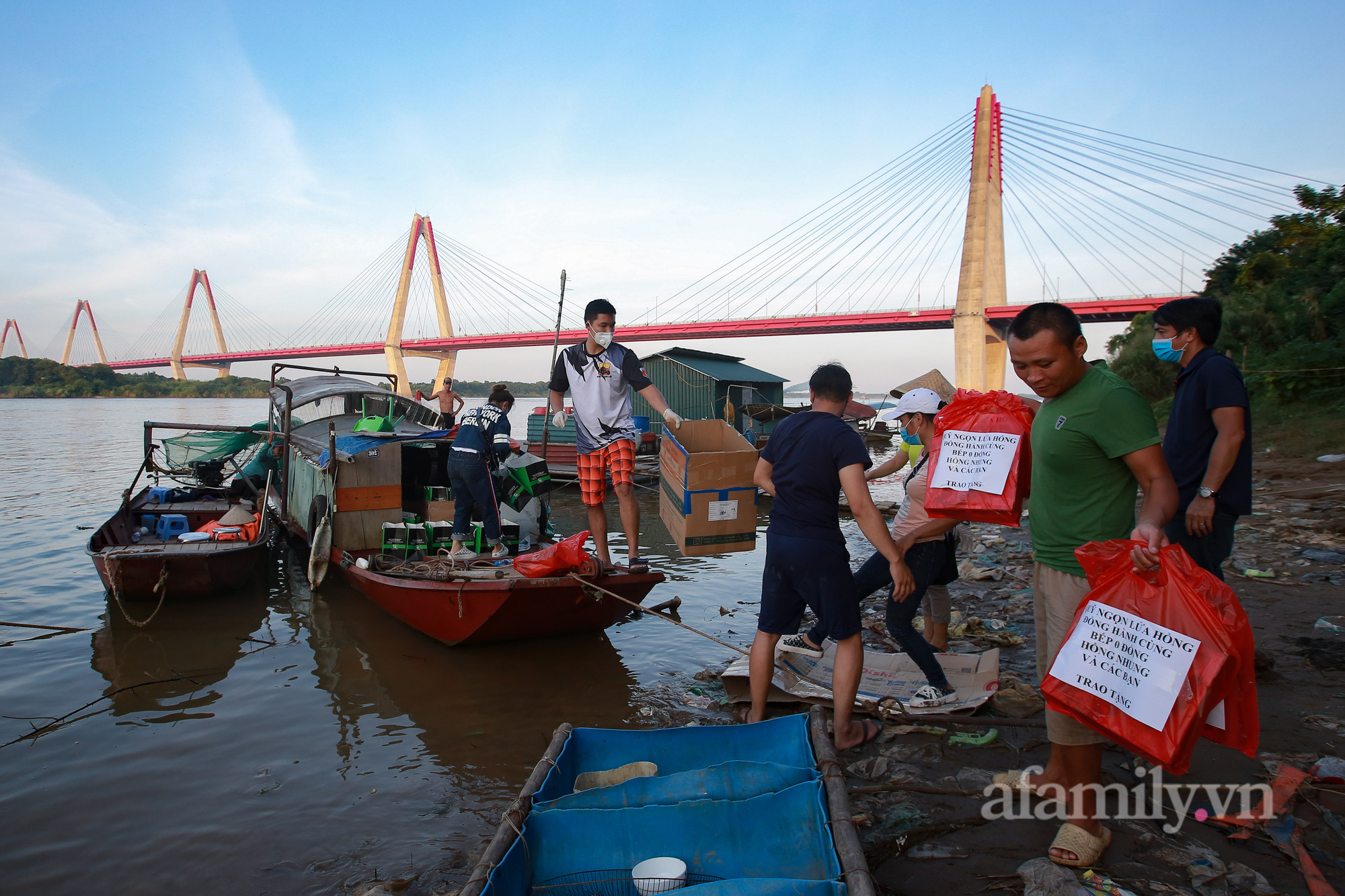 Mùa Trung thu không thể quên của những đứa trẻ xóm ngụ cư dưới chân cầu Nhật Tân - Ảnh 6.