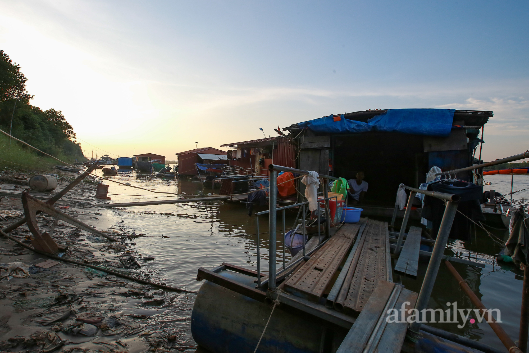 Mùa Trung thu không thể quên của những đứa trẻ xóm ngụ cư dưới chân cầu Nhật Tân - Ảnh 7.