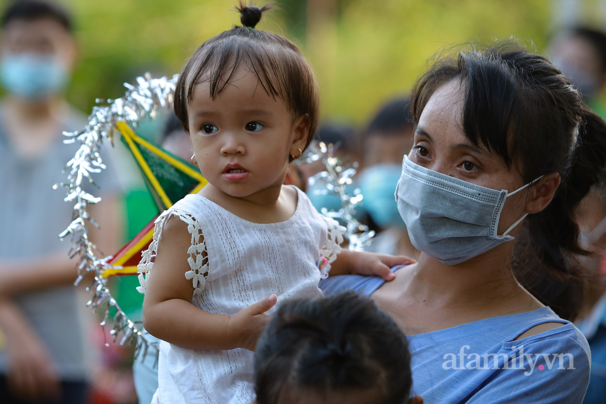 Mùa Trung thu không thể quên của những đứa trẻ xóm ngụ cư dưới chân cầu Nhật Tân - Ảnh 11.