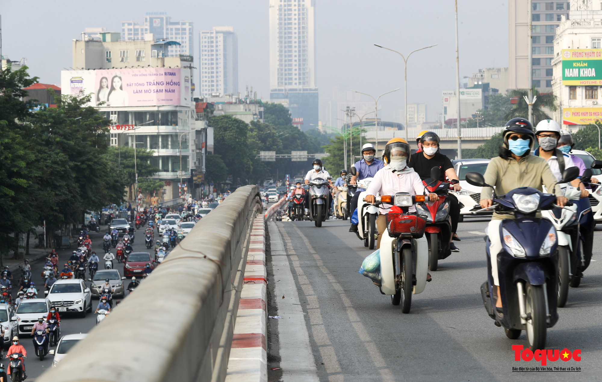 Đường phố Hà Nội đông đúc sau 60 ngày giãn cách xã hội - Ảnh 10.