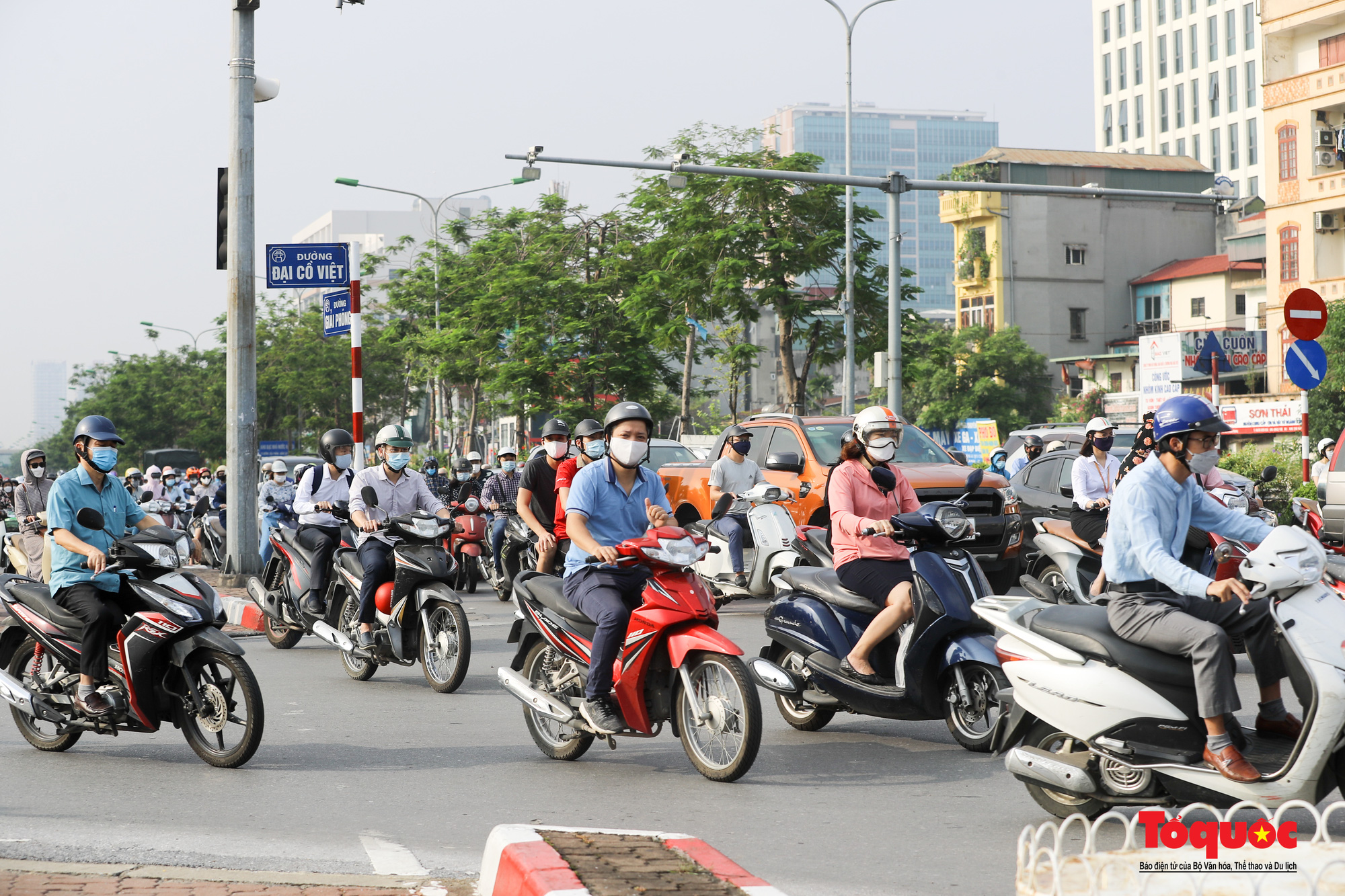 Đường phố Hà Nội đông đúc sau 60 ngày giãn cách xã hội - Ảnh 15.