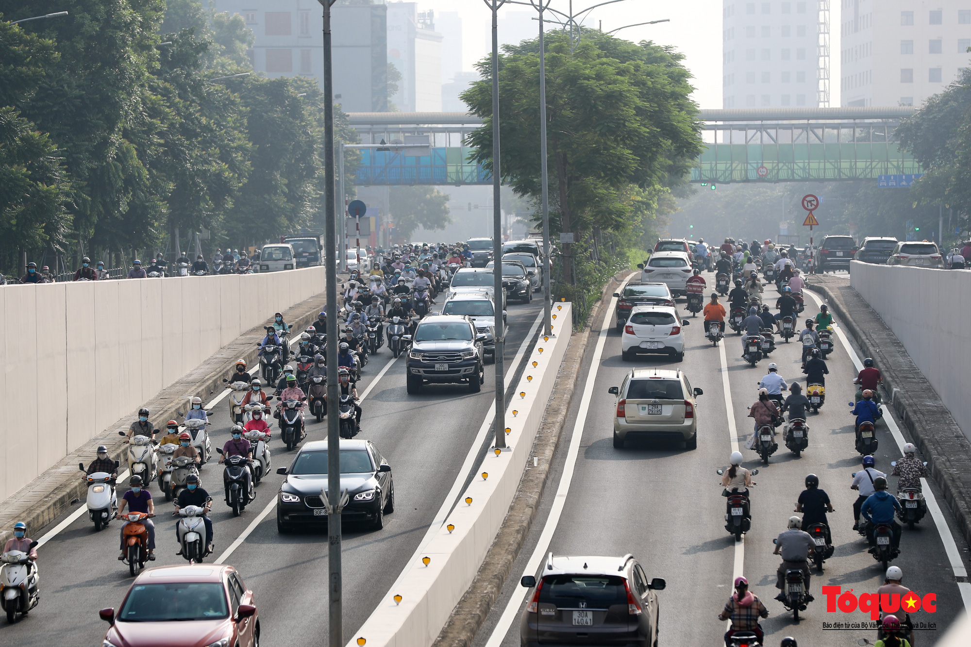 Đường phố Hà Nội đông đúc sau 60 ngày giãn cách xã hội - Ảnh 14. Đường phố Hà Nội đông đúc sau 60 ngày giãn cách xã hội - Ảnh 14.