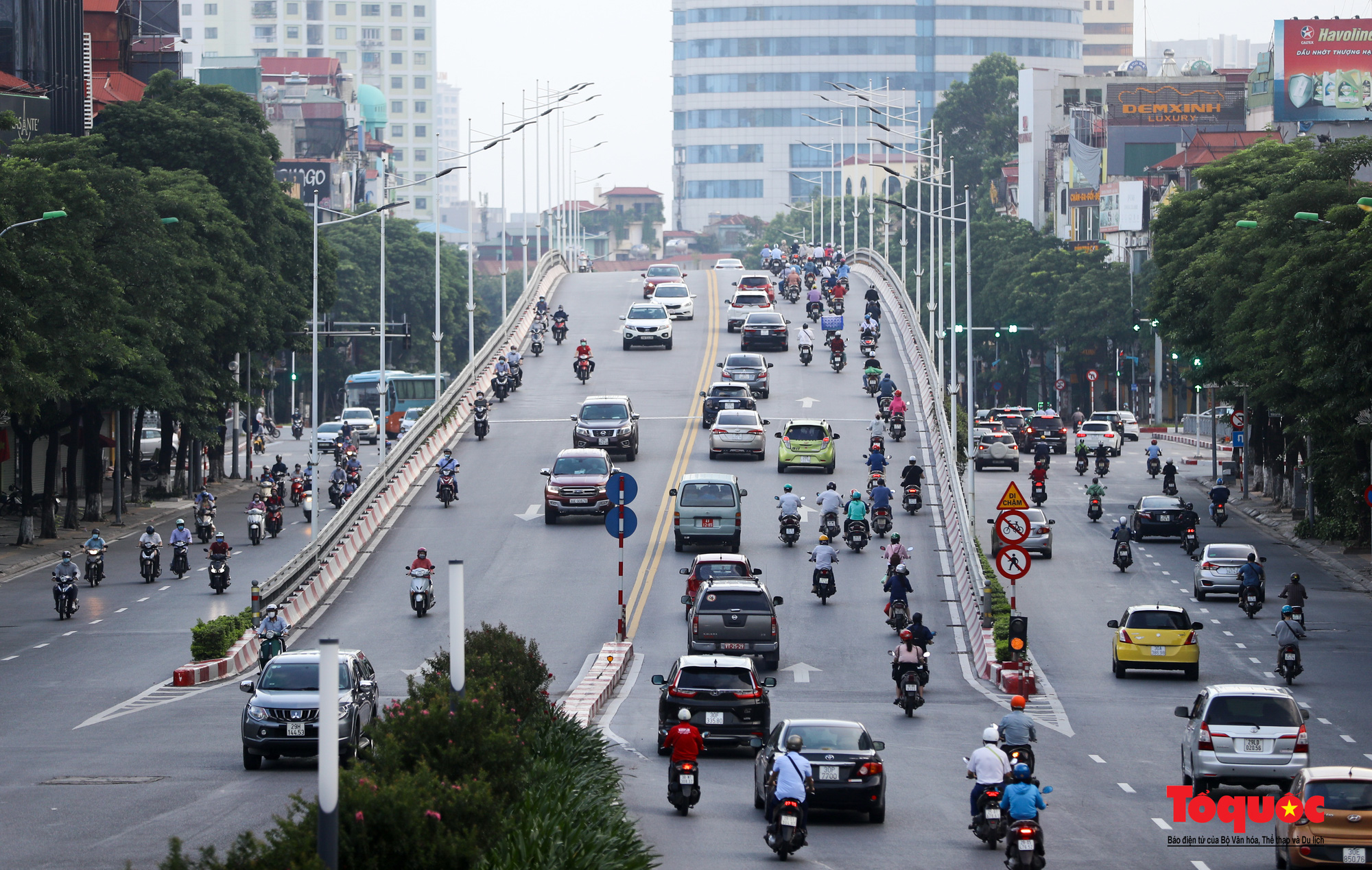 Đường phố Hà Nội đông đúc sau 60 ngày giãn cách xã hội - Ảnh 17.