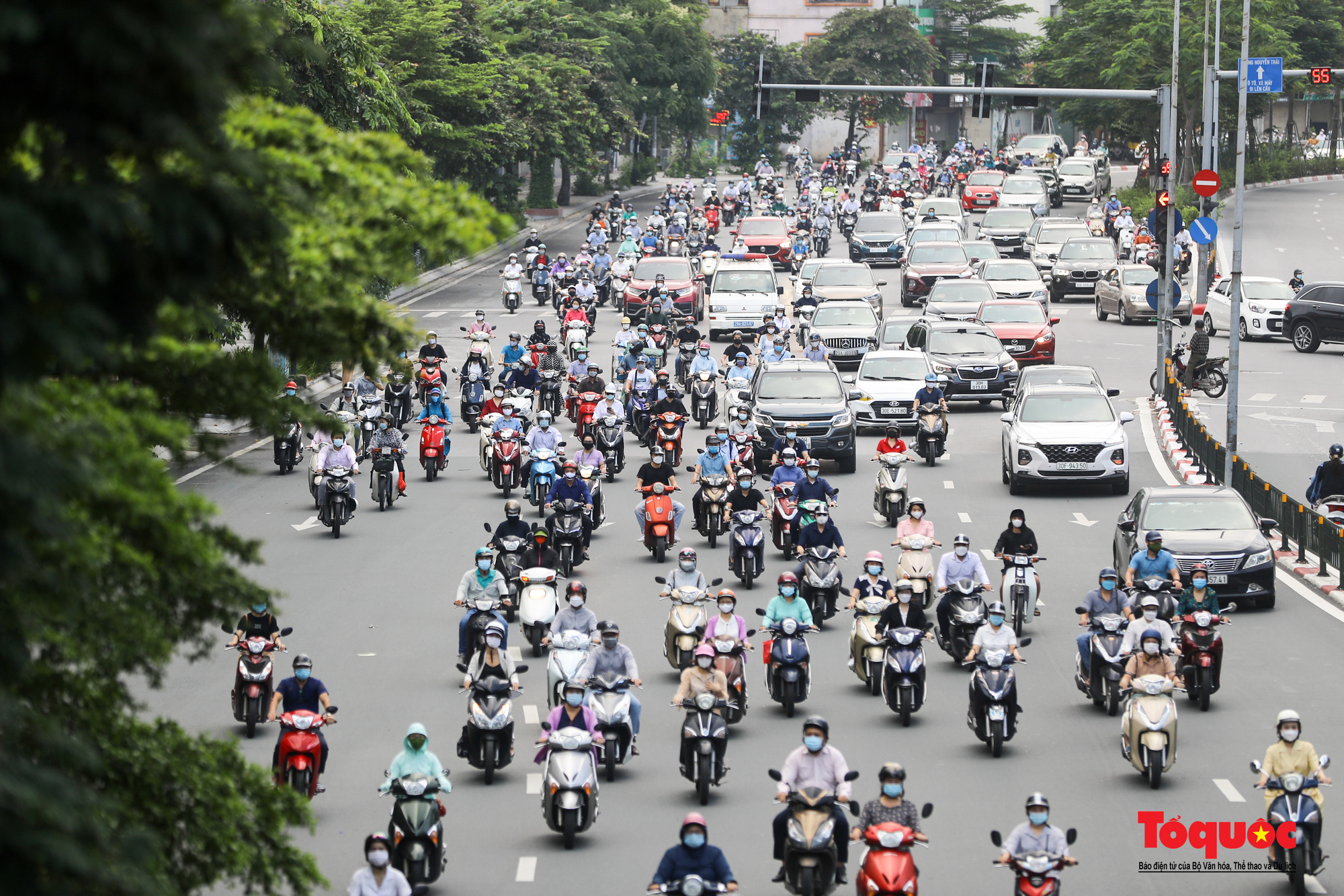 Đường phố Hà Nội đông đúc sau 60 ngày giãn cách xã hội - Ảnh 9.