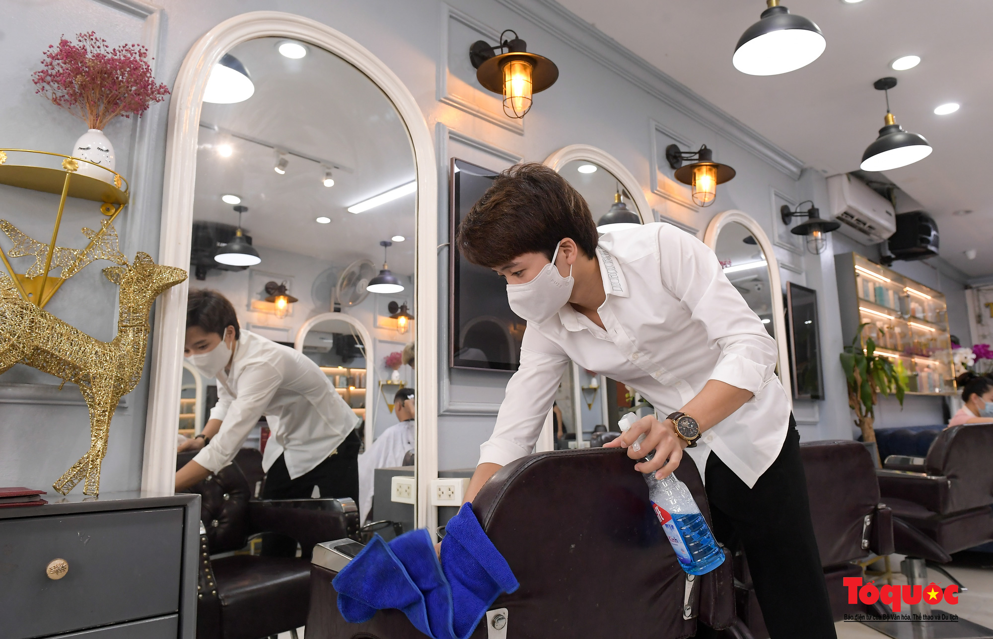 Hà Nội: Cửa hàng cắt tóc phấn khởi mở cửa trở lại, người dân xếp hàng &quot;làm đẹp&quot; sau 60 ngày giãn cách - Ảnh 3.