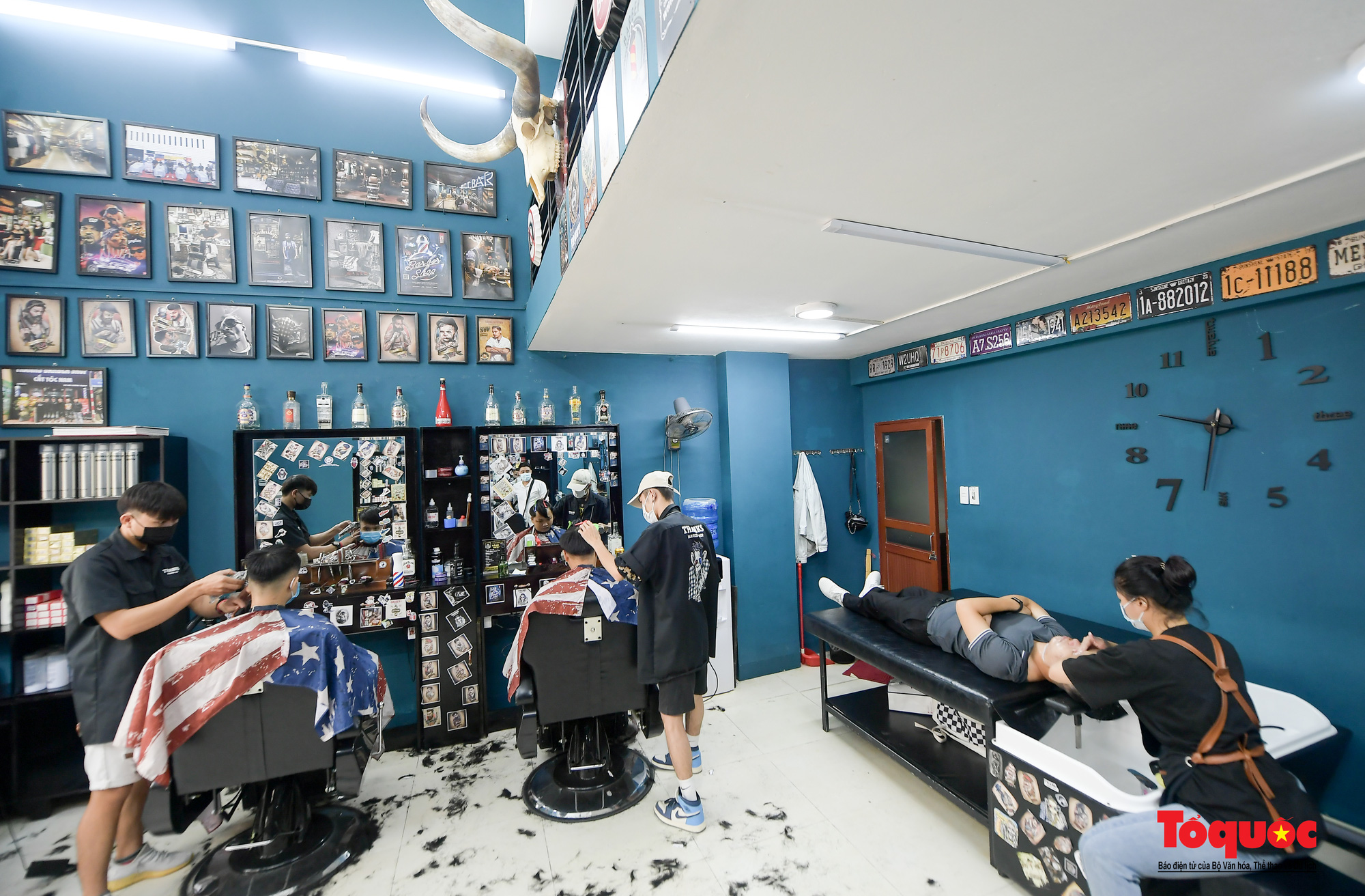 Hà Nội: Cửa hàng cắt tóc phấn khởi mở cửa trở lại, người dân xếp hàng &quot;làm đẹp&quot; sau 60 ngày giãn cách - Ảnh 7.