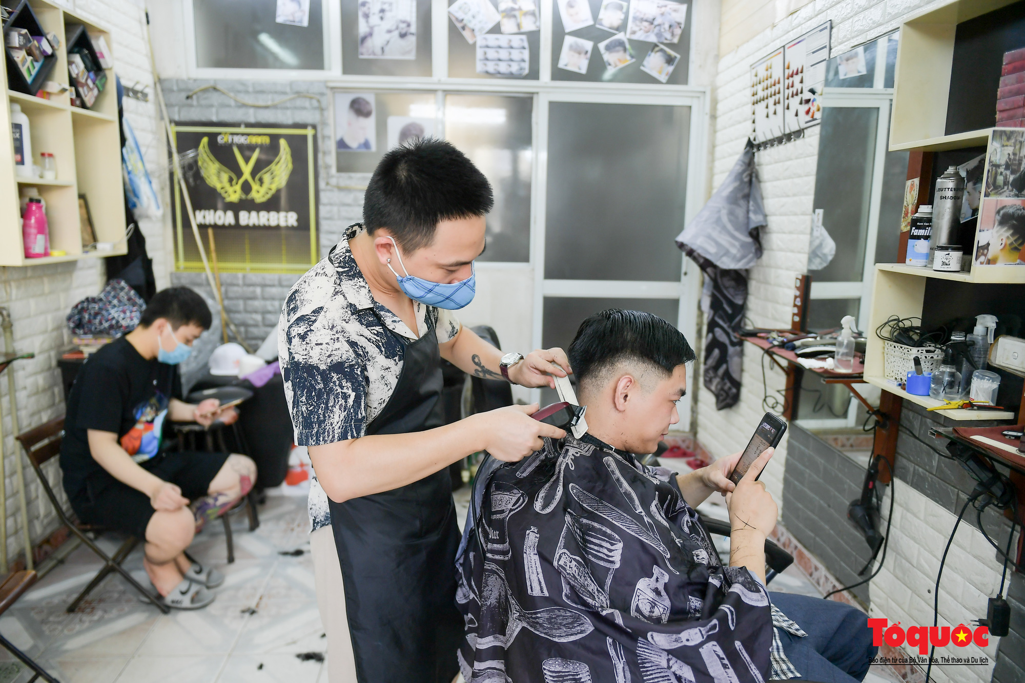 Hà Nội: Cửa hàng cắt tóc phấn khởi mở cửa trở lại, người dân xếp hàng &quot;làm đẹp&quot; sau 60 ngày giãn cách - Ảnh 10.
