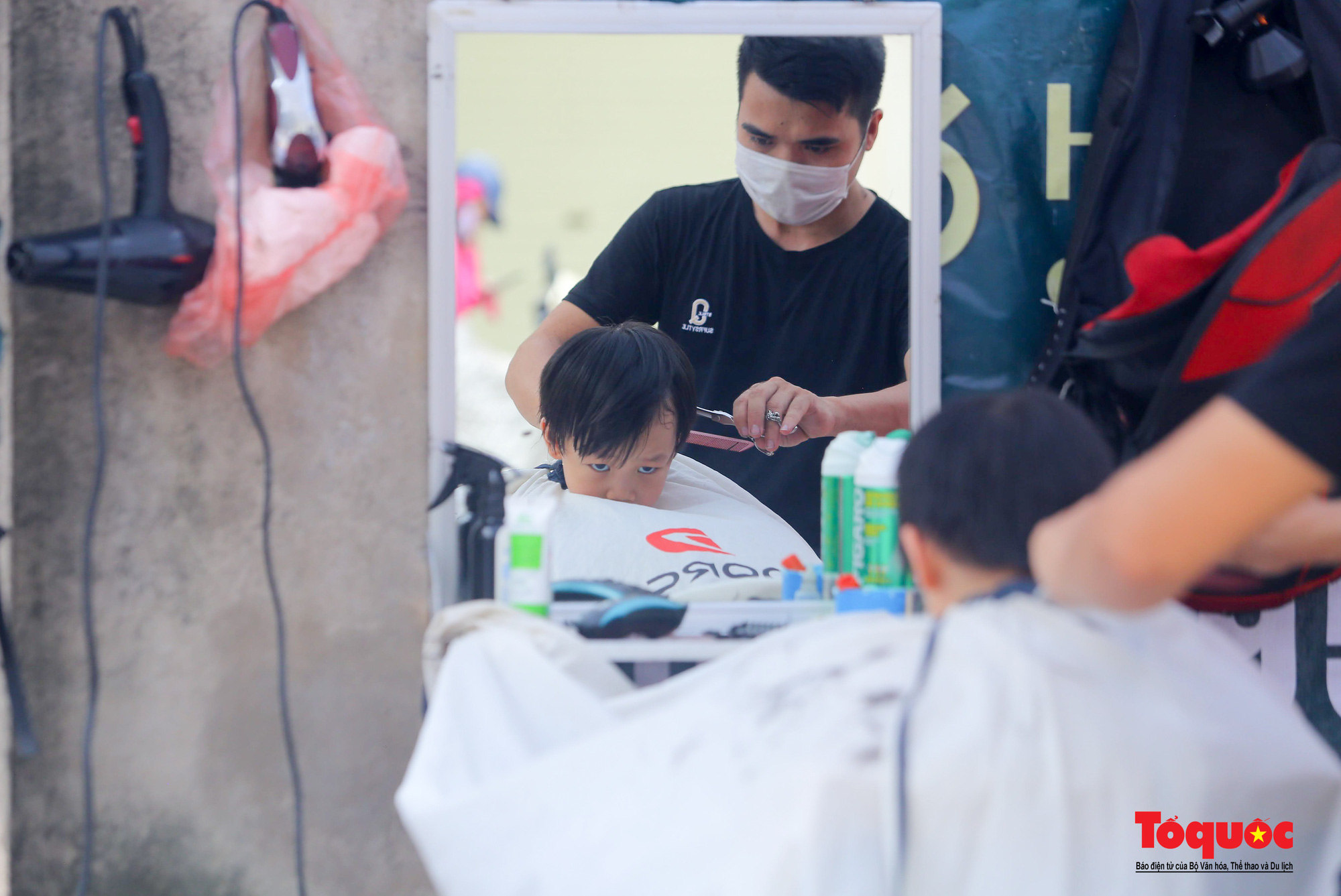 Hà Nội: Cửa hàng cắt tóc phấn khởi mở cửa trở lại, người dân xếp hàng &quot;làm đẹp&quot; sau 60 ngày giãn cách - Ảnh 12.