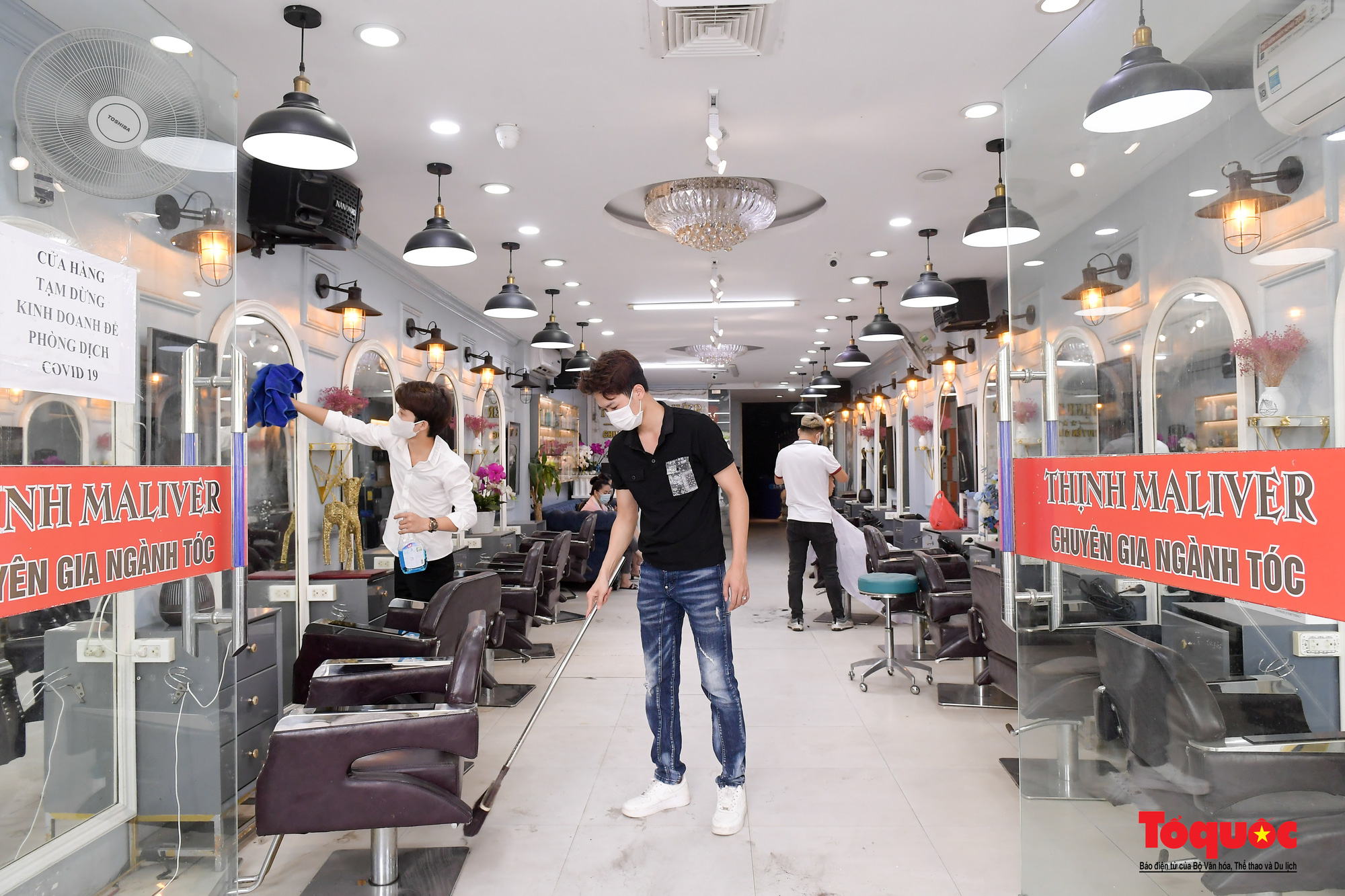 Hà Nội: Cửa hàng cắt tóc phấn khởi mở cửa trở lại, người dân xếp hàng &quot;làm đẹp&quot; sau 60 ngày giãn cách - Ảnh 1.