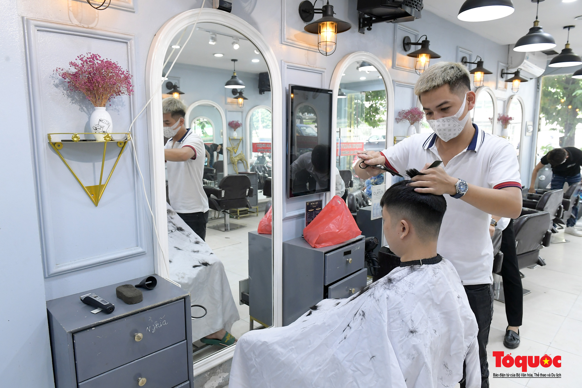 Hà Nội: Cửa hàng cắt tóc phấn khởi mở cửa trở lại, người dân xếp hàng &quot;làm đẹp&quot; sau 60 ngày giãn cách - Ảnh 5.