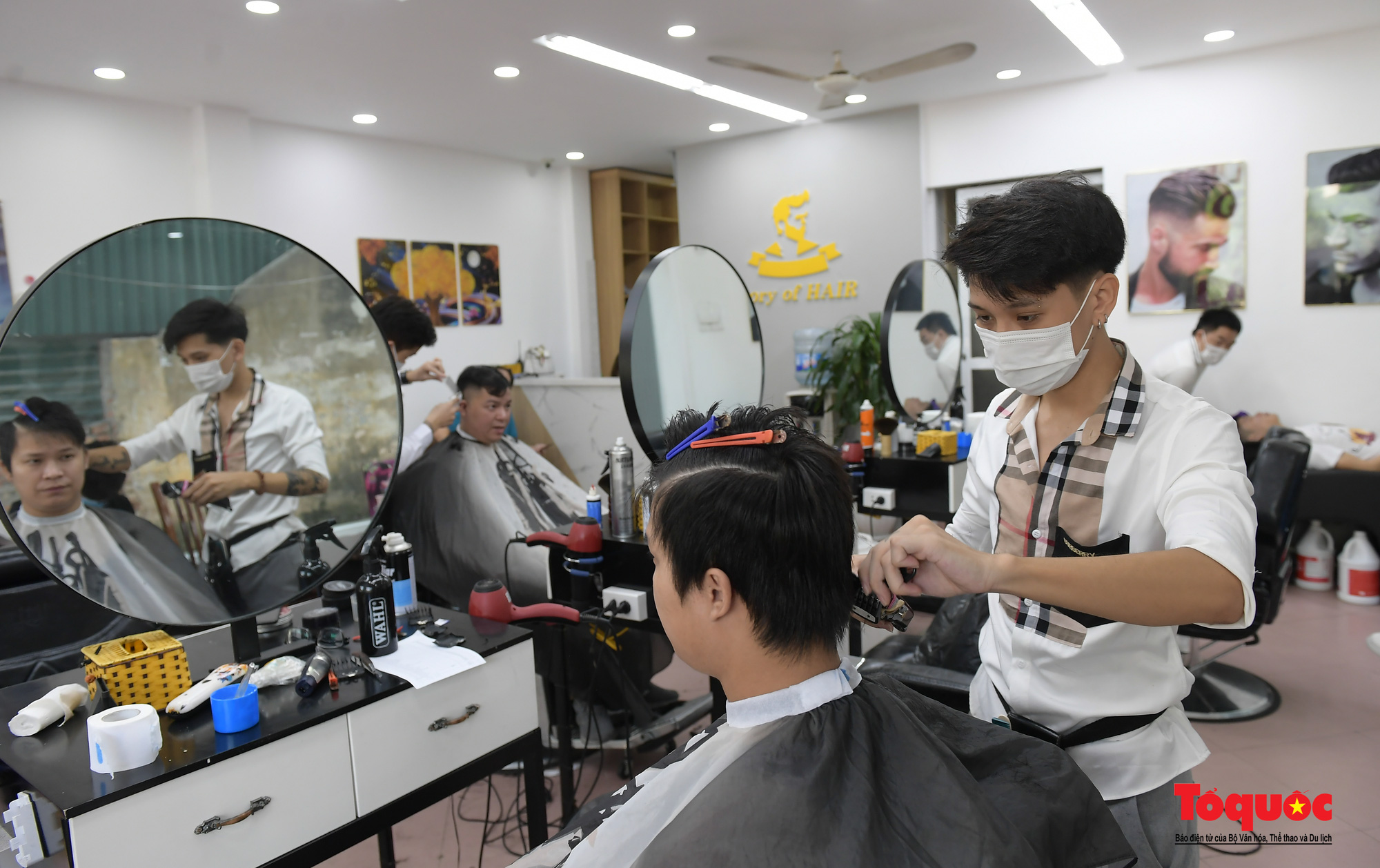 Hà Nội: Cửa hàng cắt tóc phấn khởi mở cửa trở lại, người dân xếp hàng &quot;làm đẹp&quot; sau 60 ngày giãn cách - Ảnh 4.
