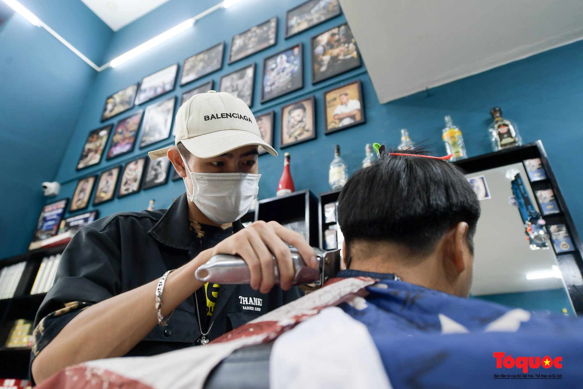 Hà Nội: Cửa hàng cắt tóc phấn khởi mở cửa trở lại, người dân xếp hàng &quot;làm đẹp&quot; sau 60 ngày giãn cách - Ảnh 8.
