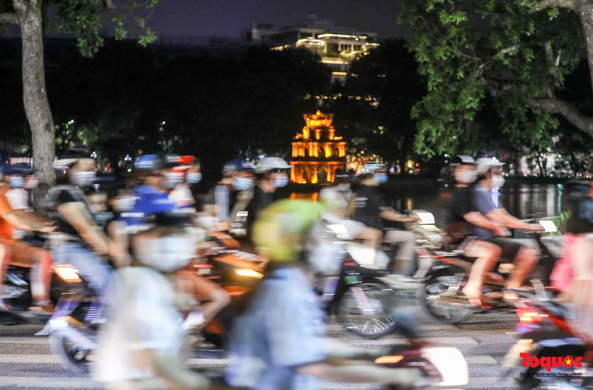 Hà Nội: Nhiều tuyến phố xung quanh hồ Hoàn Kiếm ùn tắc trong đêm Trung thu - Ảnh 7.