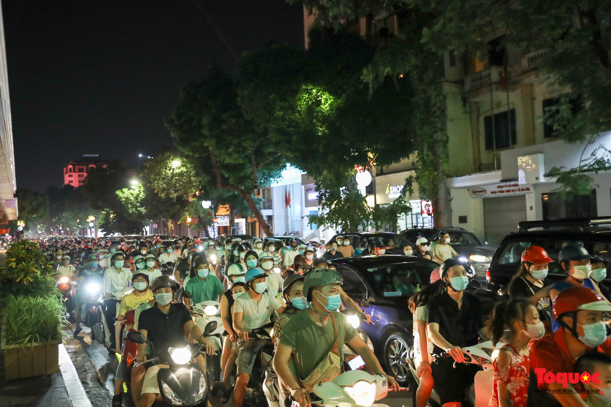 Hà Nội: Nhiều tuyến phố xung quanh hồ Hoàn Kiếm ùn tắc trong đêm Trung thu - Ảnh 1.