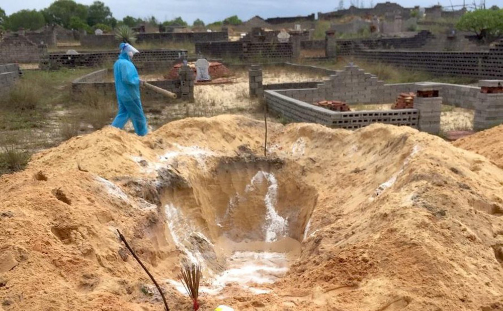 Vụ lãnh đạo xã phải khiêng người tử vong vì Covid-19 đi chôn: Đây là tình huống hy hữu, bất ngờ - Ảnh 1.