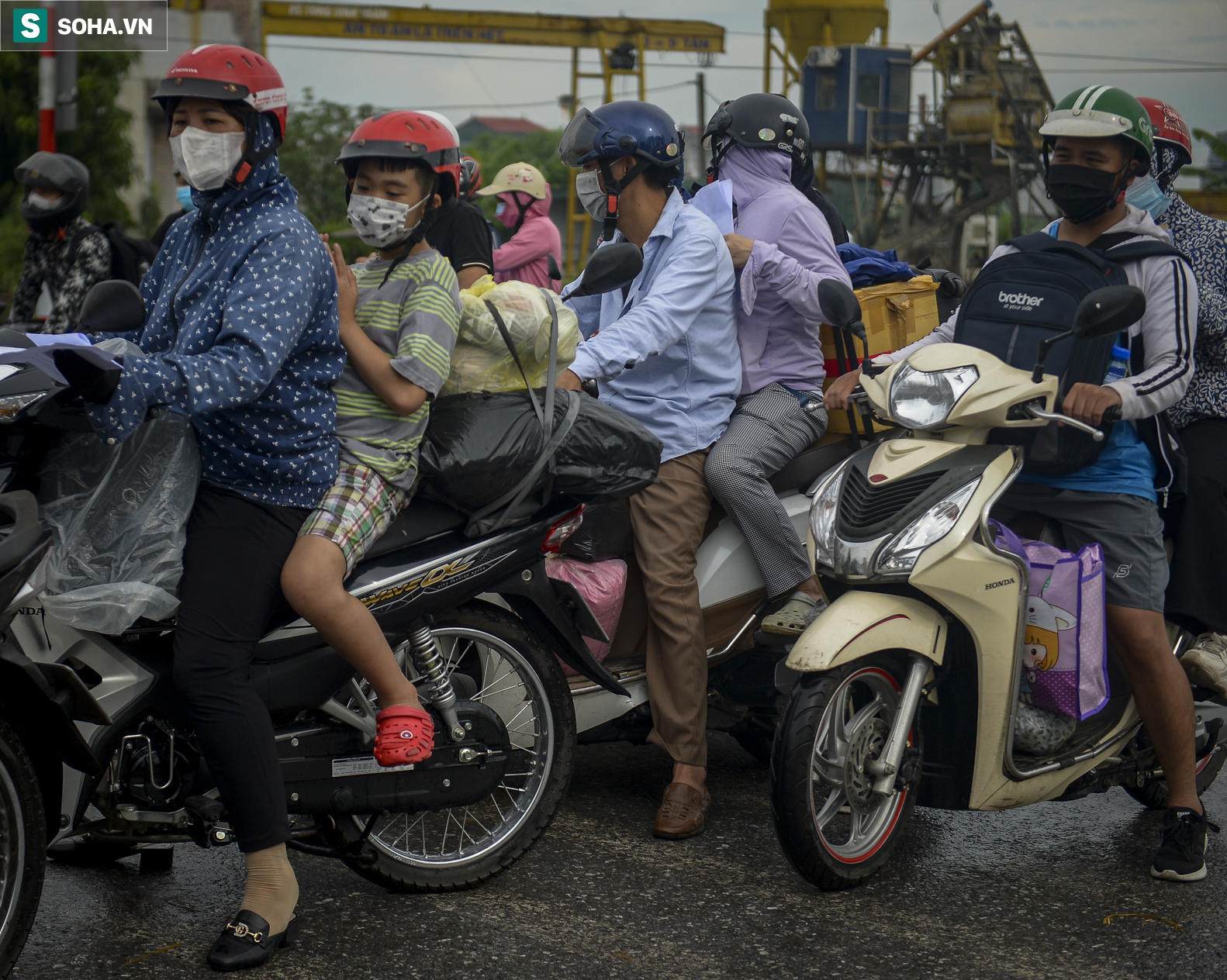 Đi xe máy hơn 1.500km ra Hà Nội, 2 bố con ăn ngủ tại chốt Cầu Giẽ chờ người đưa đi cách ly - Ảnh 2.