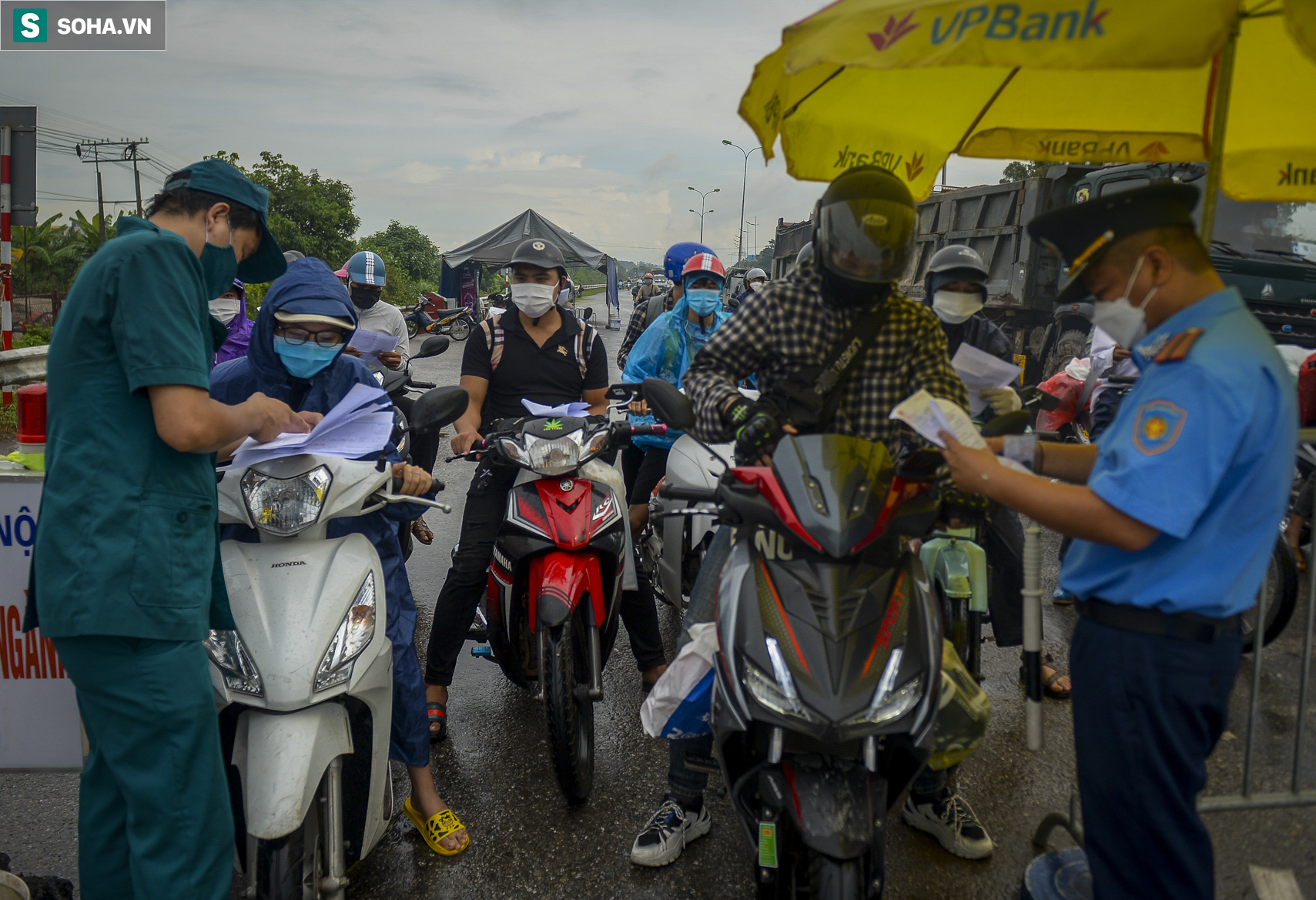 Đi xe máy hơn 1.500km ra Hà Nội, 2 bố con ăn ngủ tại chốt Cầu Giẽ chờ người đưa đi cách ly - Ảnh 1.