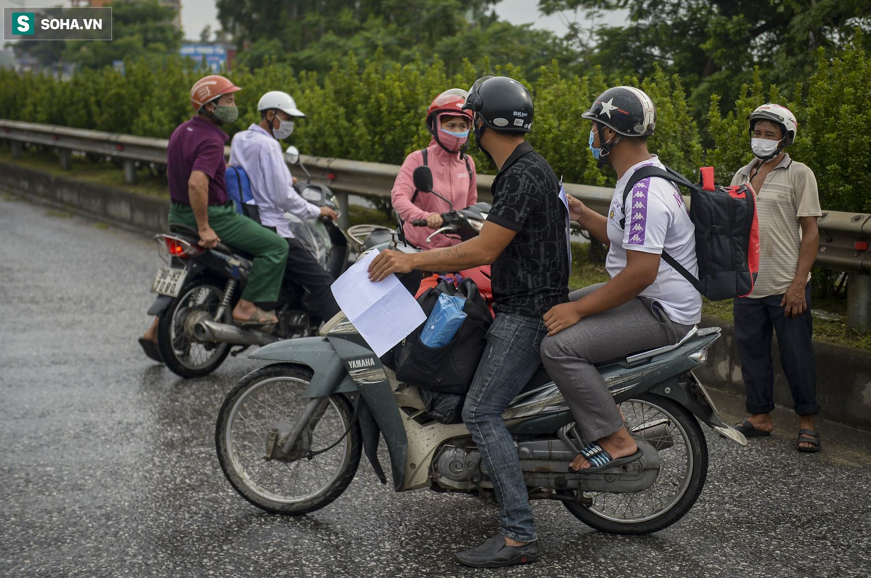 Đi xe máy hơn 1.500km ra Hà Nội, 2 bố con ăn ngủ tại chốt Cầu Giẽ chờ người đưa đi cách ly - Ảnh 5.