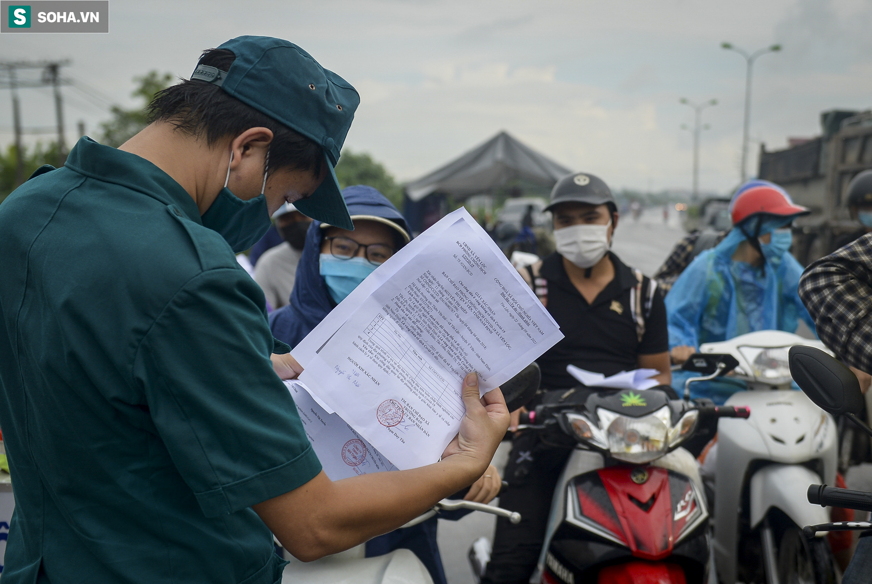 Đi xe máy hơn 1.500km ra Hà Nội, 2 bố con ăn ngủ tại chốt Cầu Giẽ chờ người đưa đi cách ly - Ảnh 3.