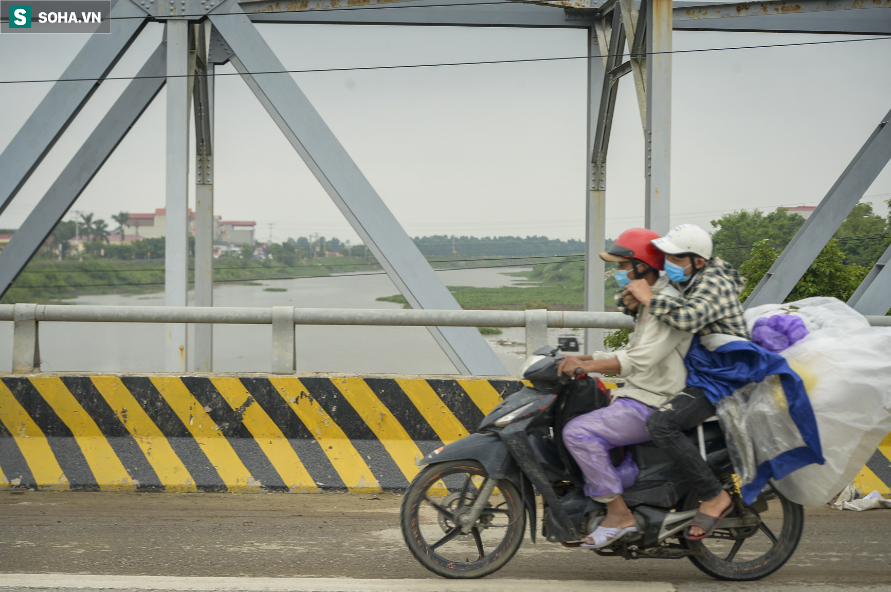 Đi xe máy hơn 1.500km ra Hà Nội, 2 bố con ăn ngủ tại chốt Cầu Giẽ chờ người đưa đi cách ly - Ảnh 12.