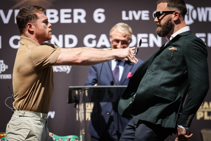 Canelo Alvarez xô xát cùng Caleb Plant trong buổi họp báo trước thềm trận đại chiến - Ảnh 2.