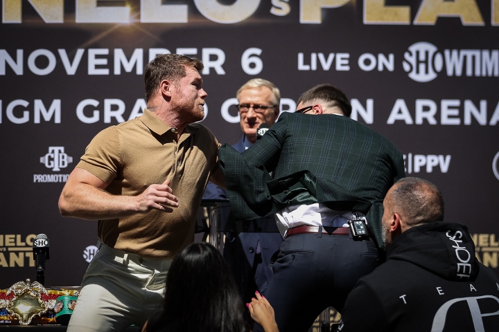 Canelo Alvarez xô xát cùng Caleb Plant trong buổi họp báo trước thềm trận đại chiến - Ảnh 4.