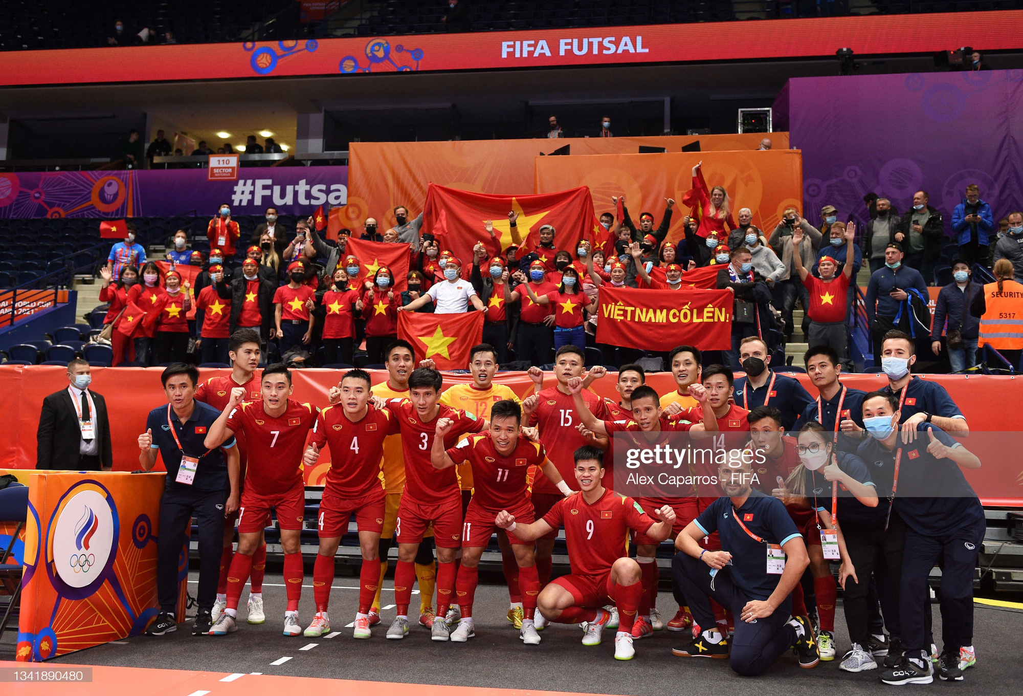 Đội tuyển futsal Việt Nam về nước, HLV Phạm Minh Giang ở lại Lithuania cách ly và điều trị - Ảnh 2.