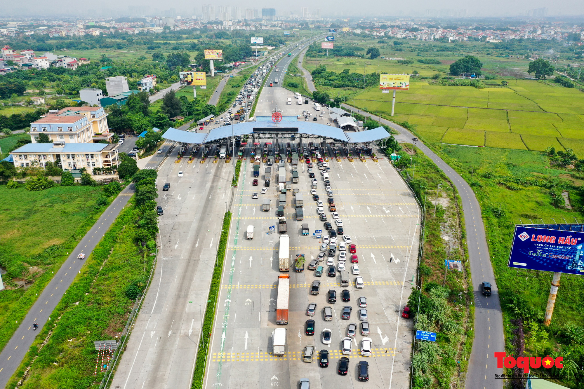 Nhiều người không thể rời Hà Nội khi chưa đủ thủ tục giấy đi đường  - Ảnh 1.