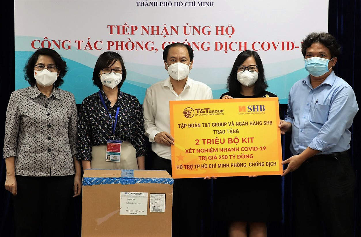 T&T Group và Ngân hàng SHB trao tặng TP.HCM 2 triệu bộ kit xét nghiệm nhanh COVID-19 - Ảnh 1.