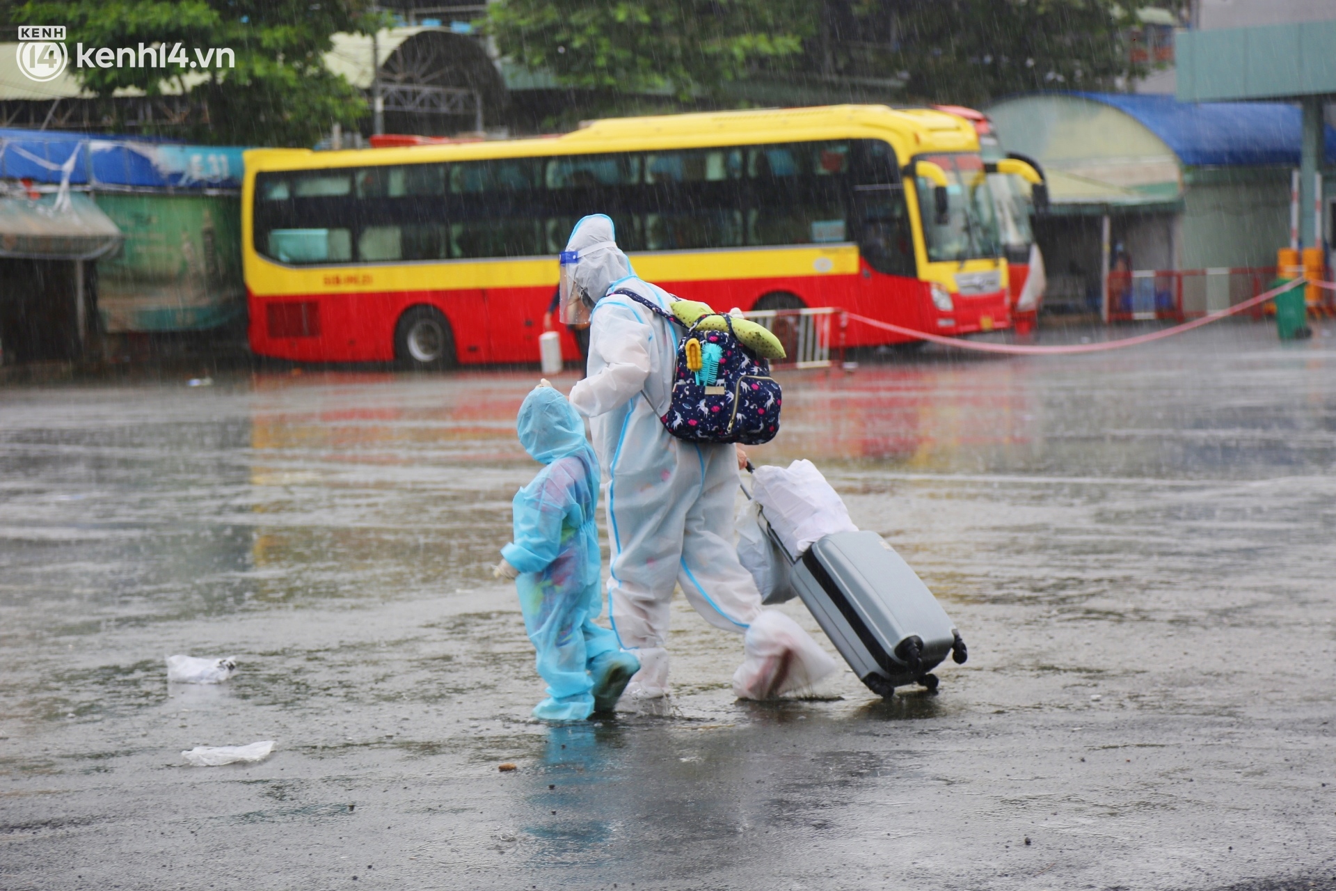 Hàng trăm bà bầu đội mưa, đợi xe về Quảng Ngãi sau bao ngày trông ngóng: Được về là tốt lắm rồi - Ảnh 9.