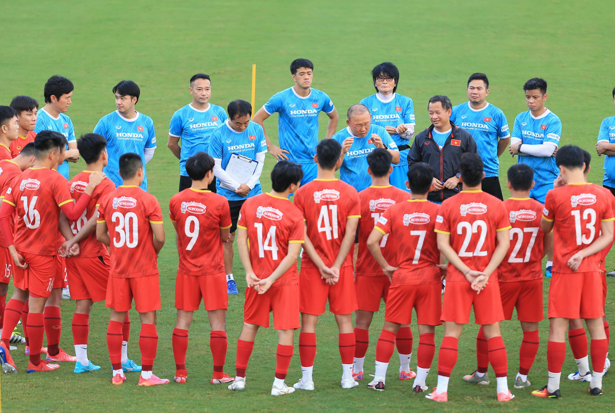 Cầu thủ tuyển Việt Nam hào hứng khi trở thành thủ môn bất đắc dĩ - Ảnh 1.