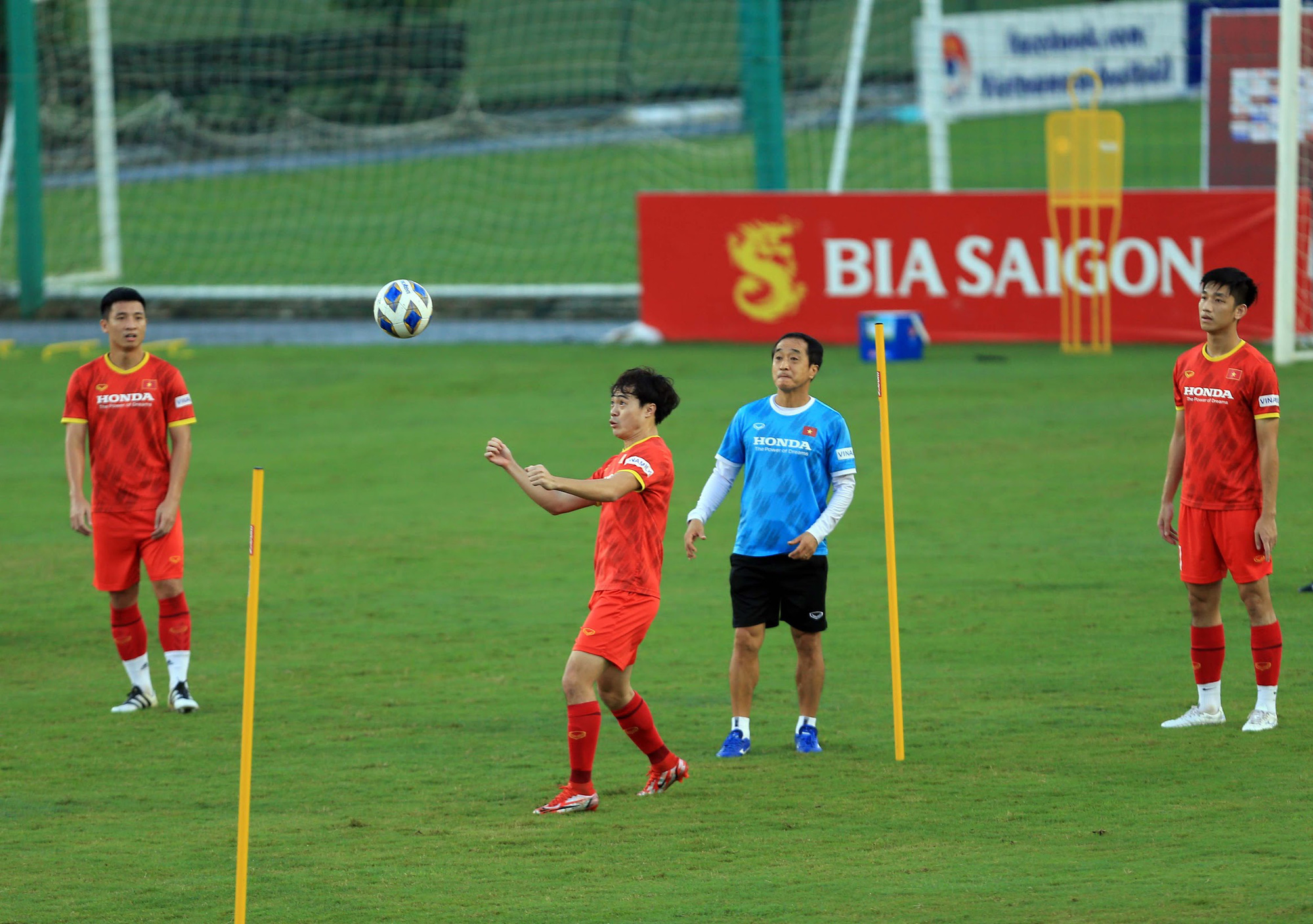 Cầu thủ tuyển Việt Nam hào hứng khi trở thành thủ môn bất đắc dĩ - Ảnh 4.