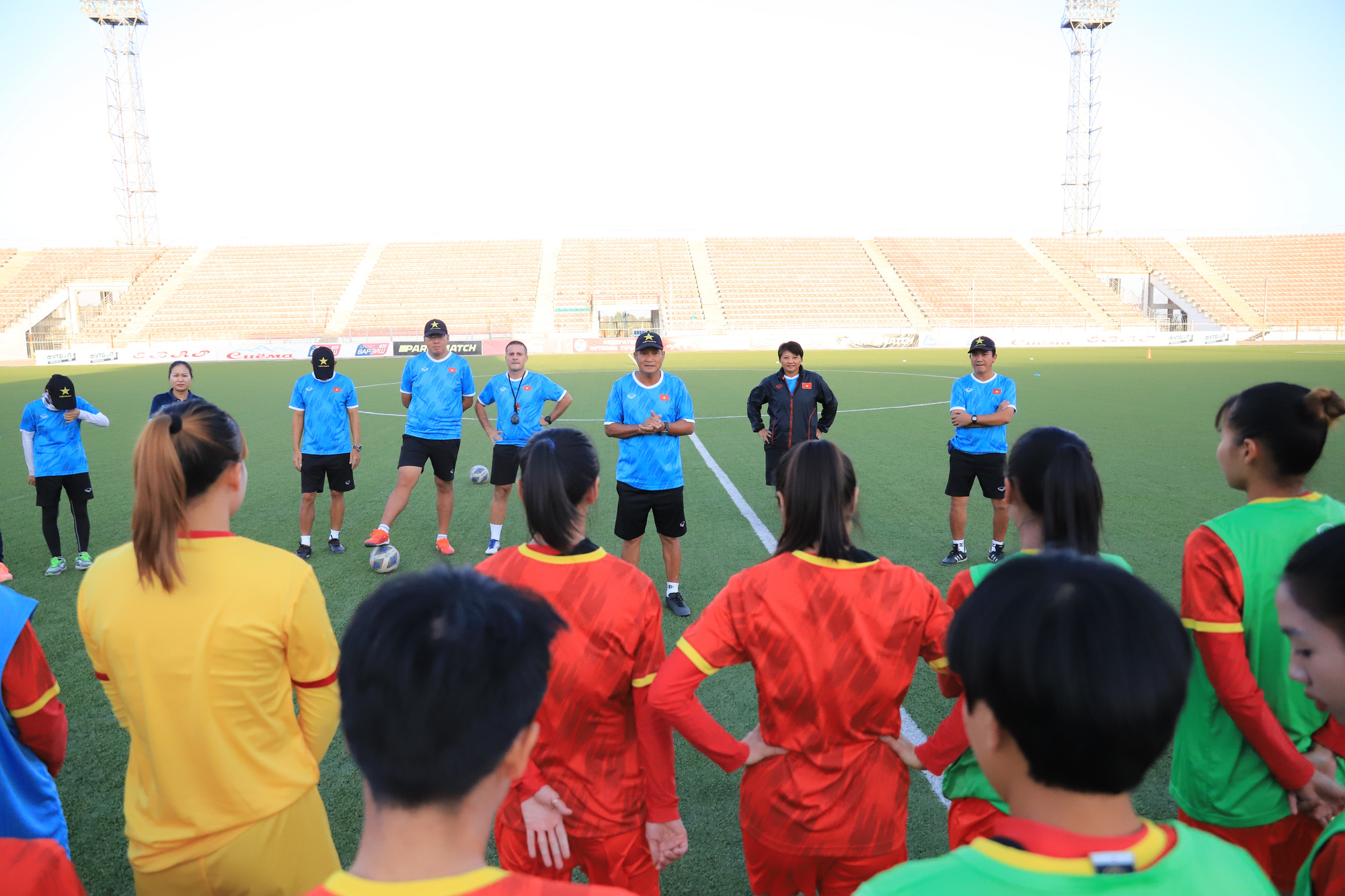 Tạm quên chiến thắng 16-0, tuyển nữ Việt Nam đặt mục tiêu 3 điểm ở trận gặp chủ nhà Tajikistan - Ảnh 1.