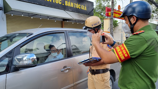 Kỷ luật Thanh tra Sở không có giấy đi đường, khóa cửa cố thủ trong ô tô cả tiếng - Ảnh 1.