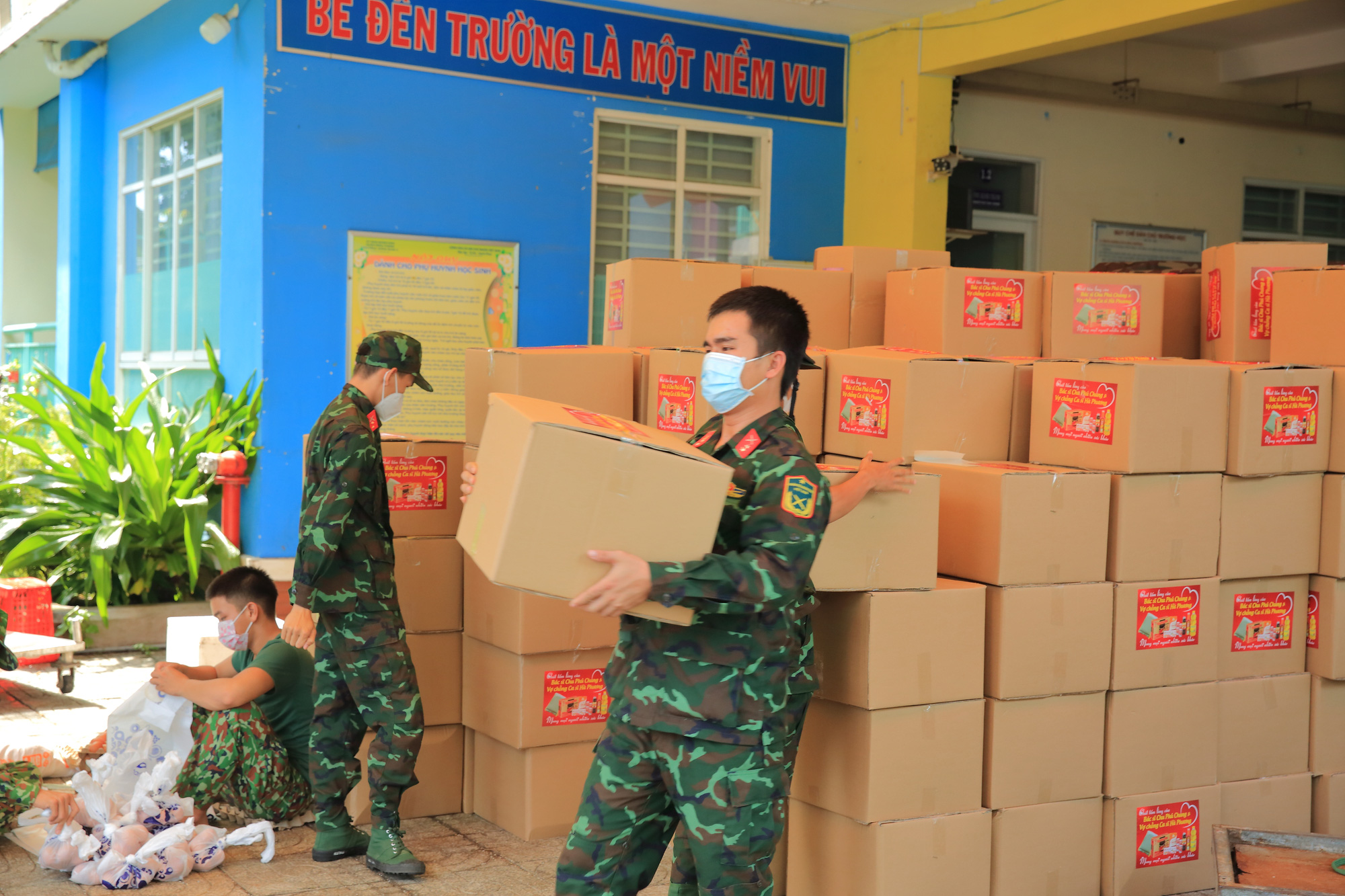 Ca sĩ Hà Phương tiếp tục tặng hàng trăm tấn nhu yếu phẩm cho người dân gặp khó khăn - Ảnh 3.