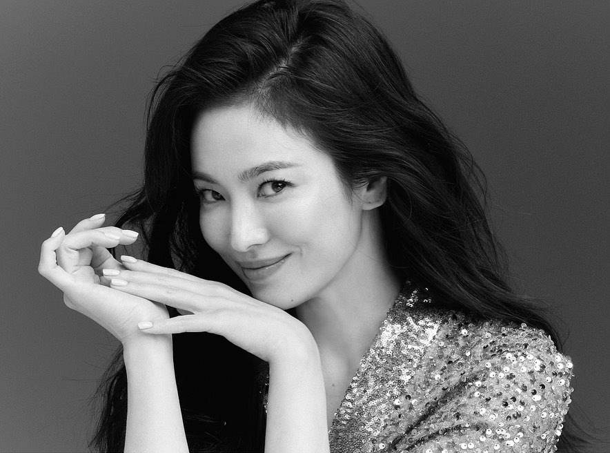 Chỉ với 2 bức ảnh trắng đen, Song Hye Kyo đã phô diễn được toàn bộ cái gọi là nữ thần nhan sắc của các nữ thần - Ảnh 2.