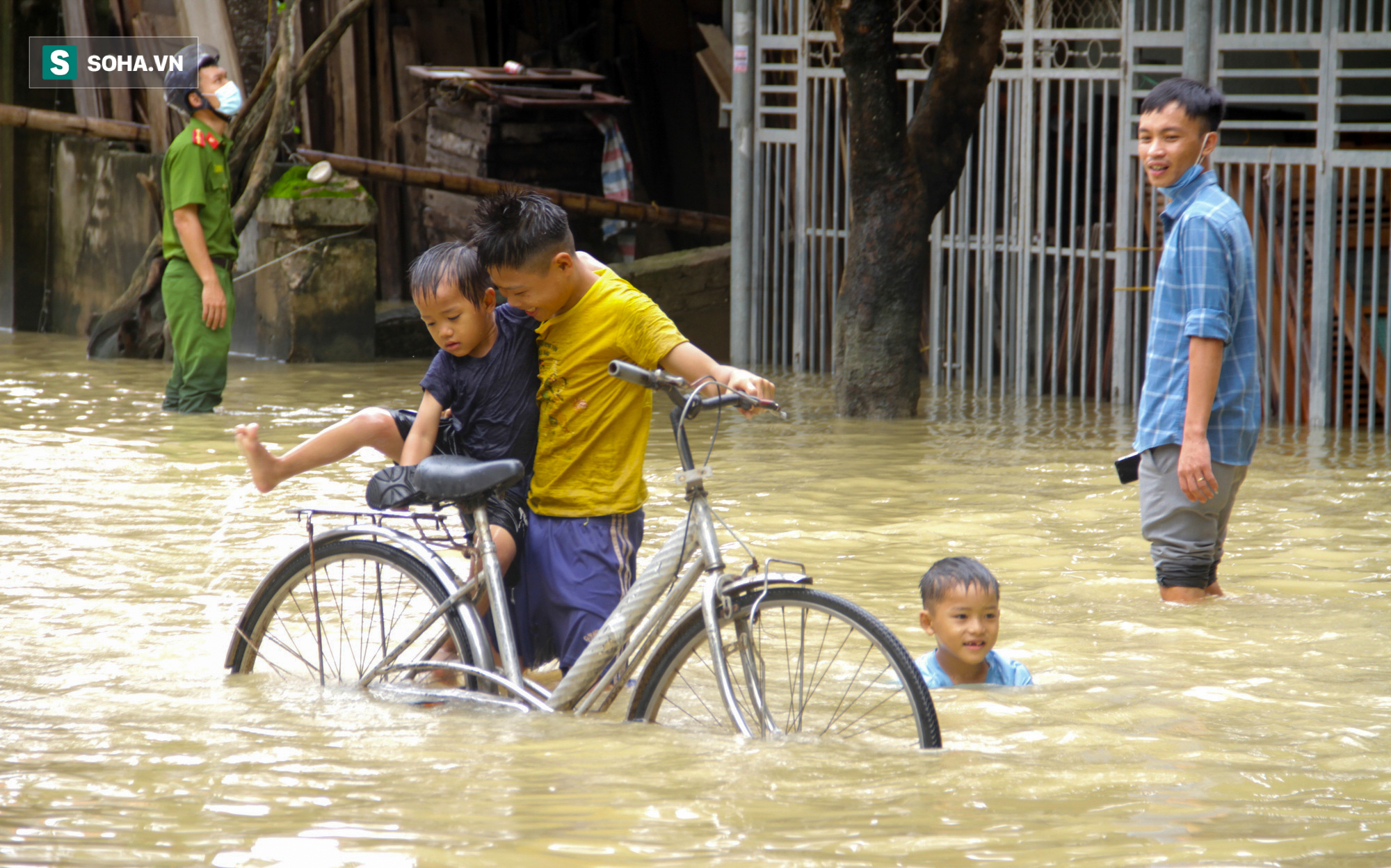 Cận cảnh rốn lũ ở Nghệ An, nơi hơn 3000 hộ dân vẫn đang ngập chìm trong nước 3 ngày qua - Ảnh 8.