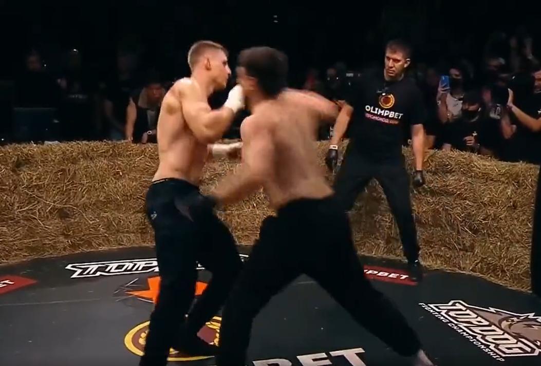 Tay đấm có hành động khiến nhiều người sợ hãi sau khi bị đối thủ hạ knock-out - Ảnh 2.