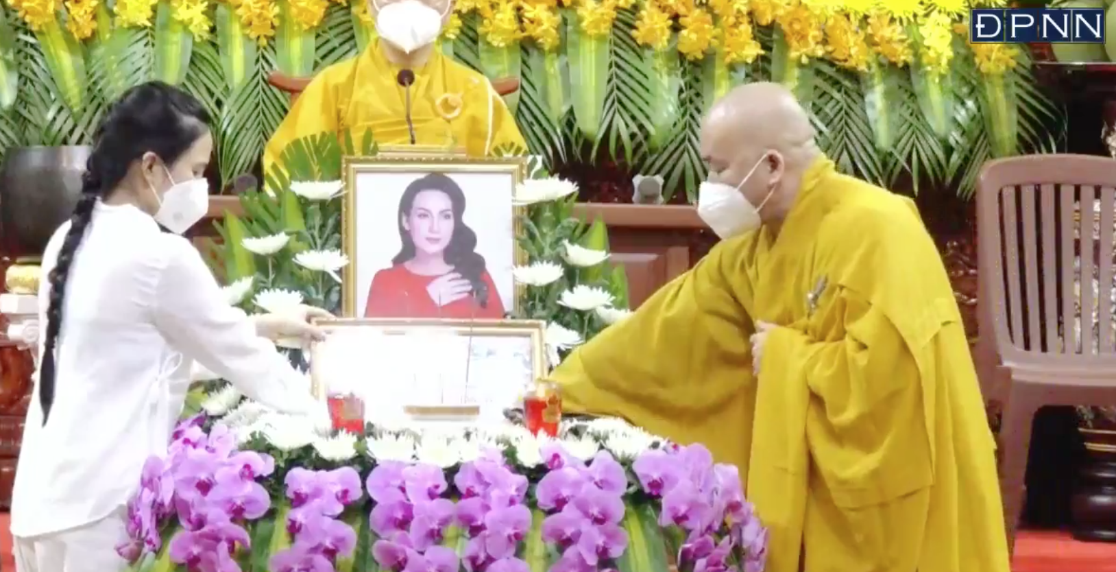 Chạnh lòng khoảnh khắc con gái nuôi của Phi Nhung thay mẹ nhận bằng tuyên dương trong lễ cầu siêu  - Ảnh 3.