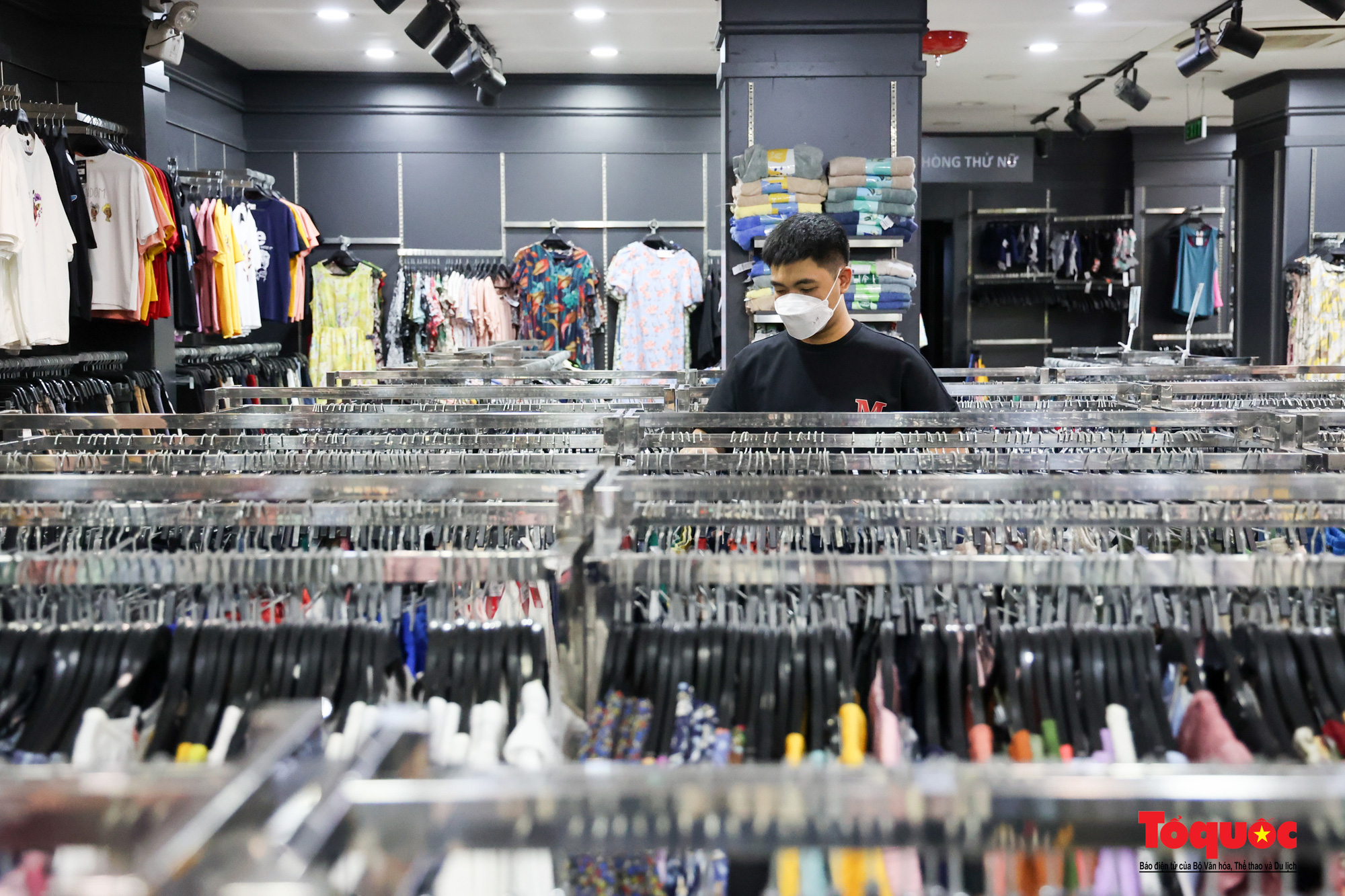 Hà Nội: Trung tâm thương mại, chợ thời trang &quot;đìu hiu&quot; trong ngày đầu được mở cửa trở lại - Ảnh 8.