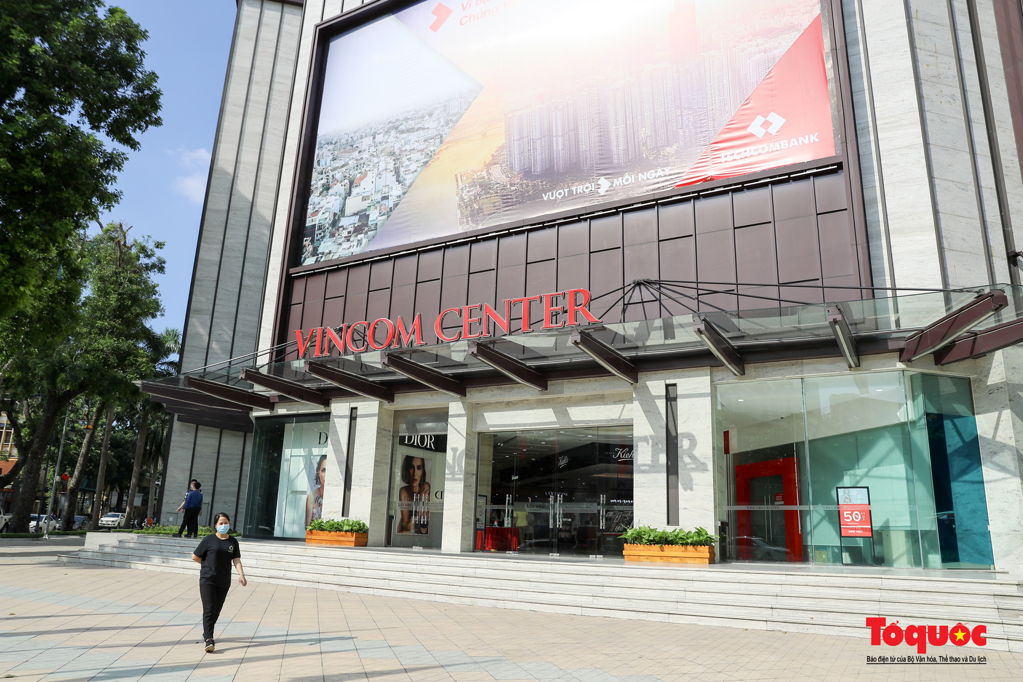 Hà Nội: Trung tâm thương mại, chợ thời trang &quot;đìu hiu&quot; trong ngày đầu được mở cửa trở lại - Ảnh 1.