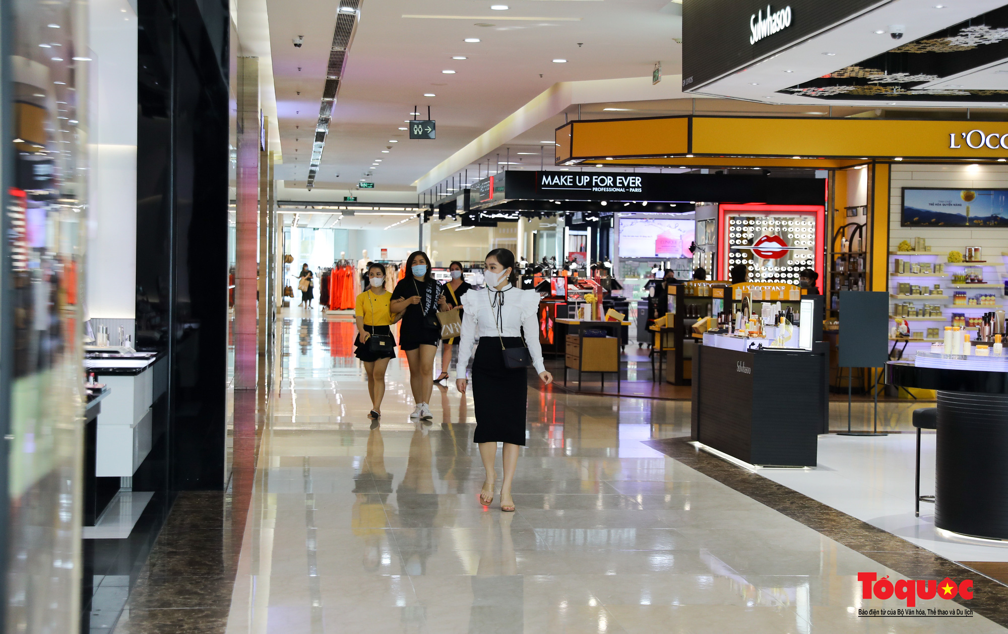 Hà Nội: Trung tâm thương mại, chợ thời trang &quot;đìu hiu&quot; trong ngày đầu được mở cửa trở lại - Ảnh 5.