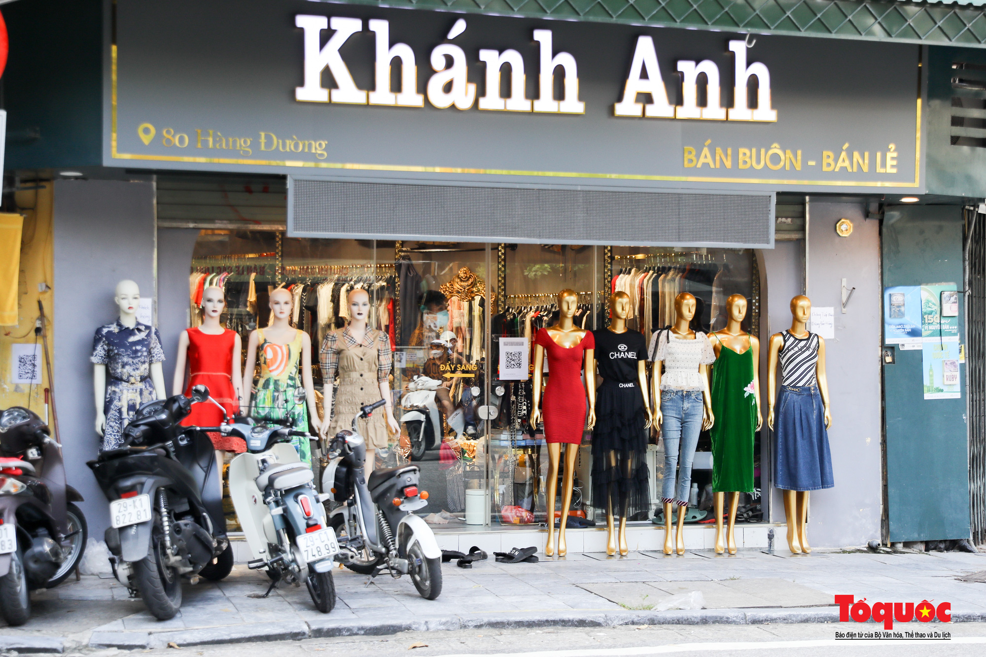 Hà Nội: Trung tâm thương mại, chợ thời trang &quot;đìu hiu&quot; trong ngày đầu được mở cửa trở lại - Ảnh 12.