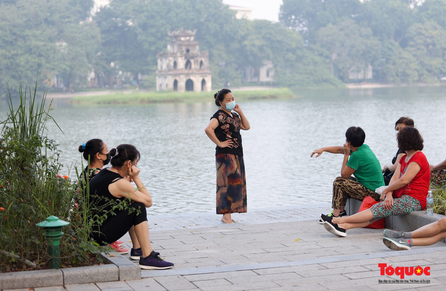 Hồ Gươm đông nghịt người dân tập thể dục sau nhiều ngày bị giãn cách - Ảnh 14.