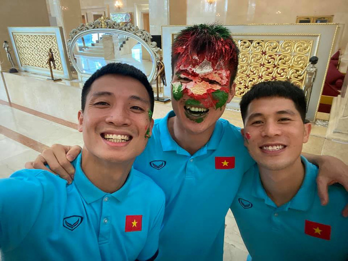 Duy Mạnh ngượng ngùng khi được tuyển Việt Nam tổ chức mừng sinh nhật hoành tráng, hết hồn với diện mạo mới của nam cầu thủ sau màn ăn mừng truyền thống  - Ảnh 3.